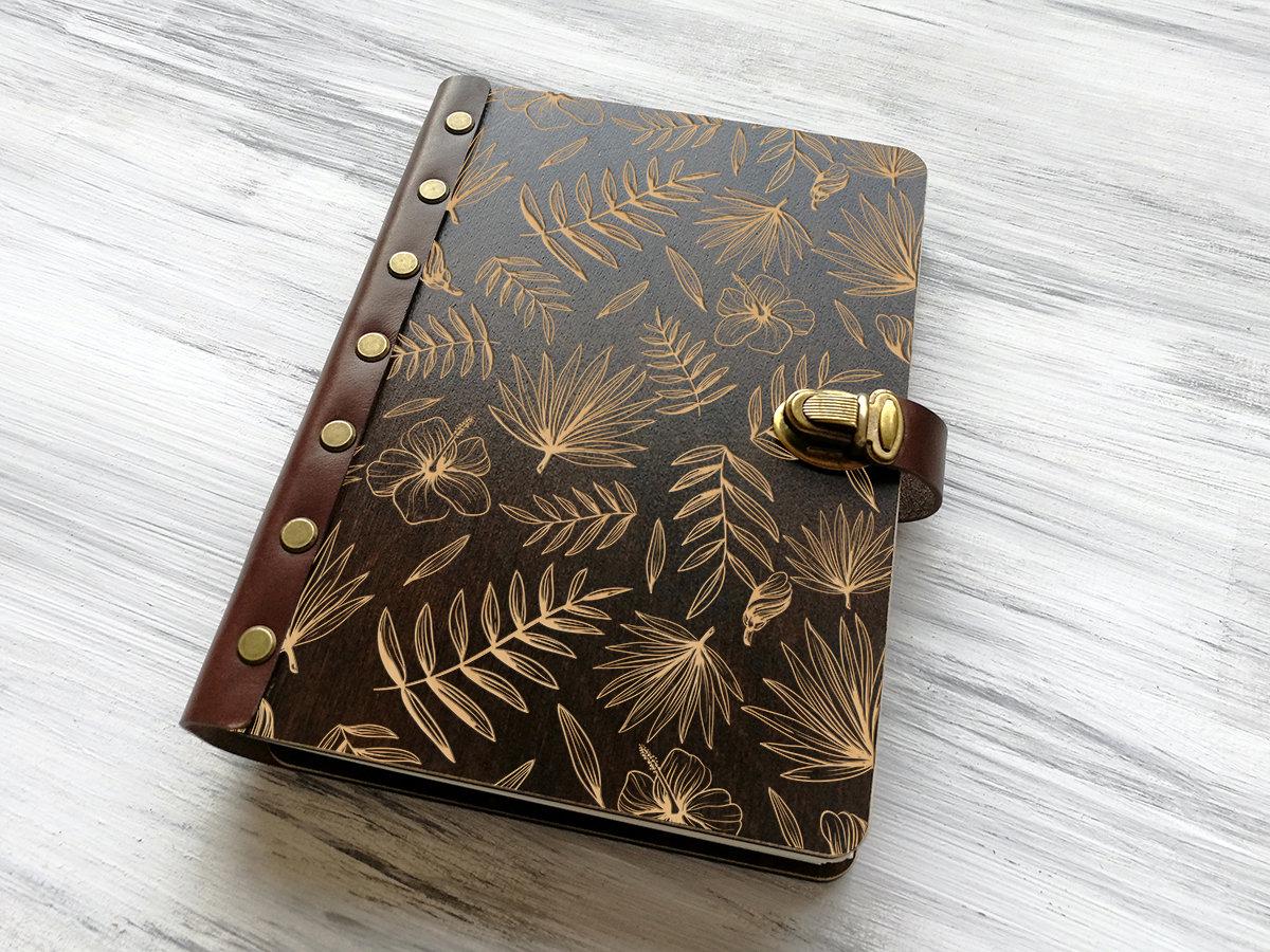 Персональний блокнот WoodPresentStudio Листя в обкладинці з дерева 100 аркушів чорні без лінівки Темне дерево - фото 2 Персональний блокнот WoodPresentStudio Листя в обкладинці з дерева 100 аркушів чорні без лінівки Темне дерево - фото 2