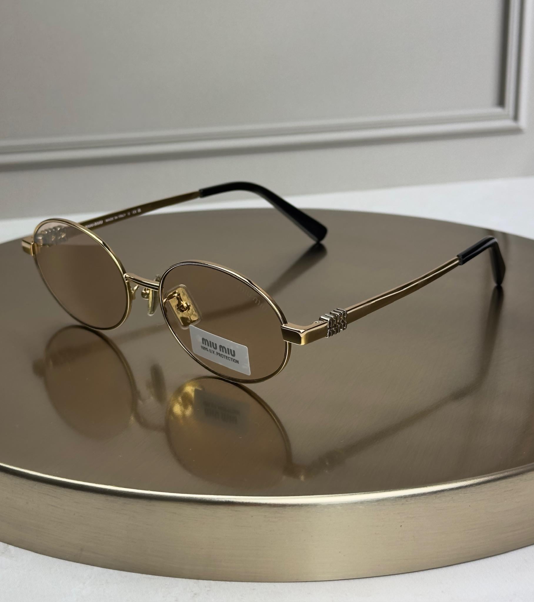 Солнцезащитные очки Miu Miu MU 50ZV овальные металлические светло-коричневая линза женские Золотой