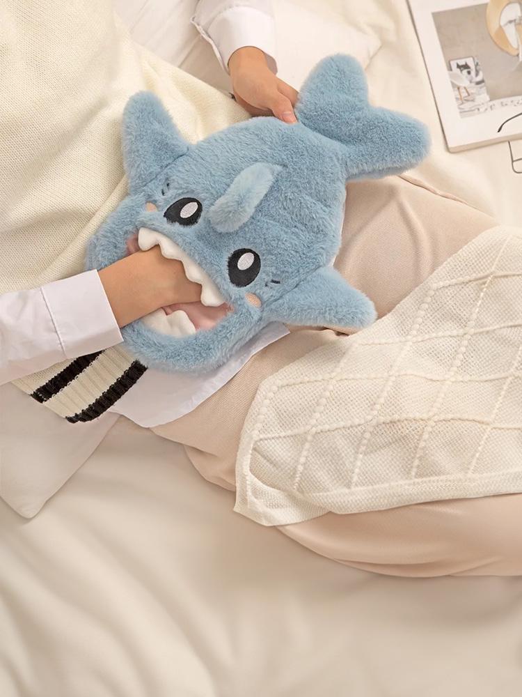 Грелка для рук ног тела акула резиновая с плюшевым чехлом 36х30 см 1 л Голубой - фото 7 Грелка для рук ног тела акула резиновая с плюшевым чехлом 36х30 см 1 л Голубой - фото 7