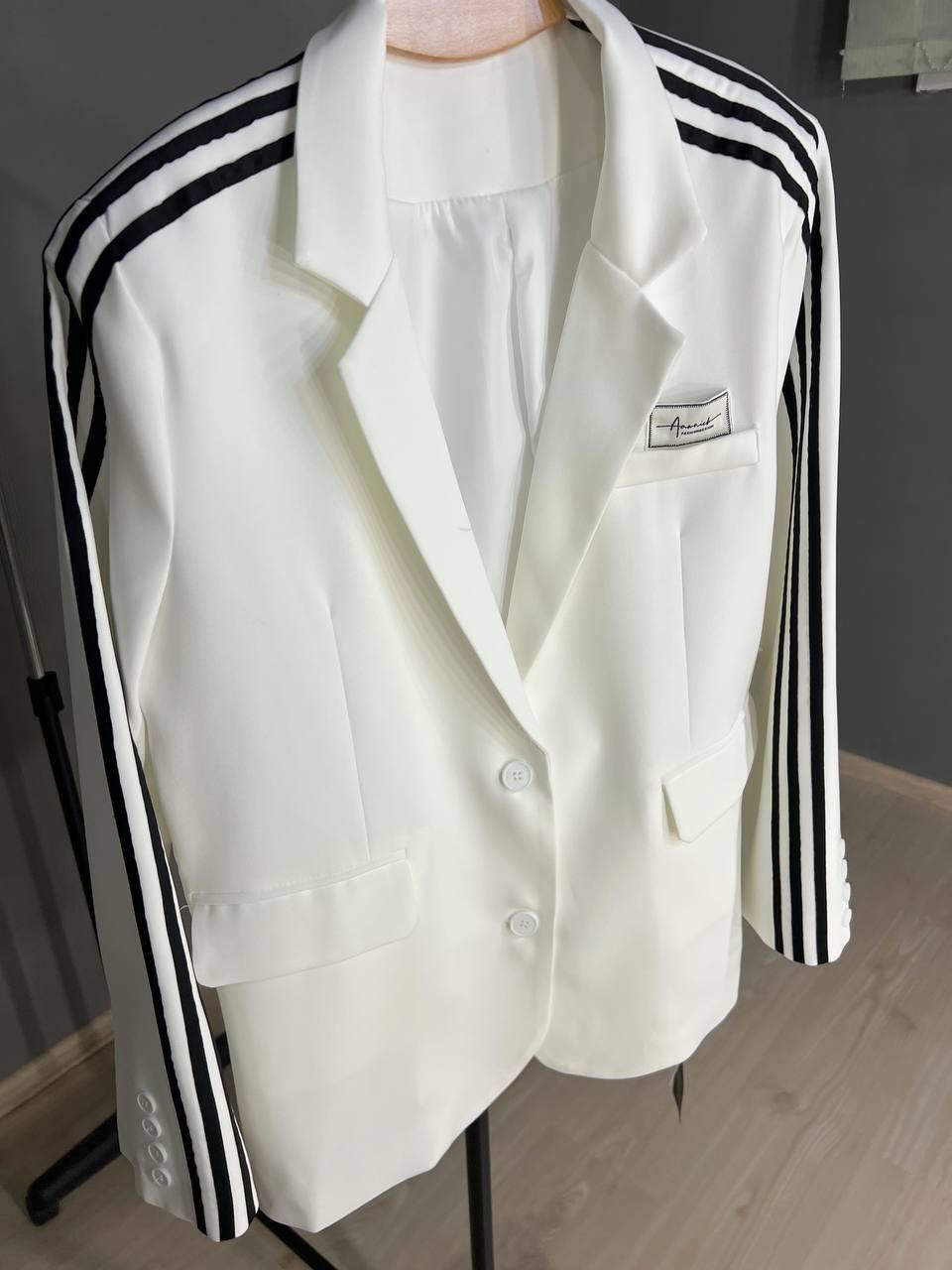 Пиджак женский Qidian 92208 с лампасами на рукавах широкий OS Белый (3790) - фото 3 Пиджак женский Qidian 92208 с лампасами на рукавах широкий OS Белый (3790) - фото 3