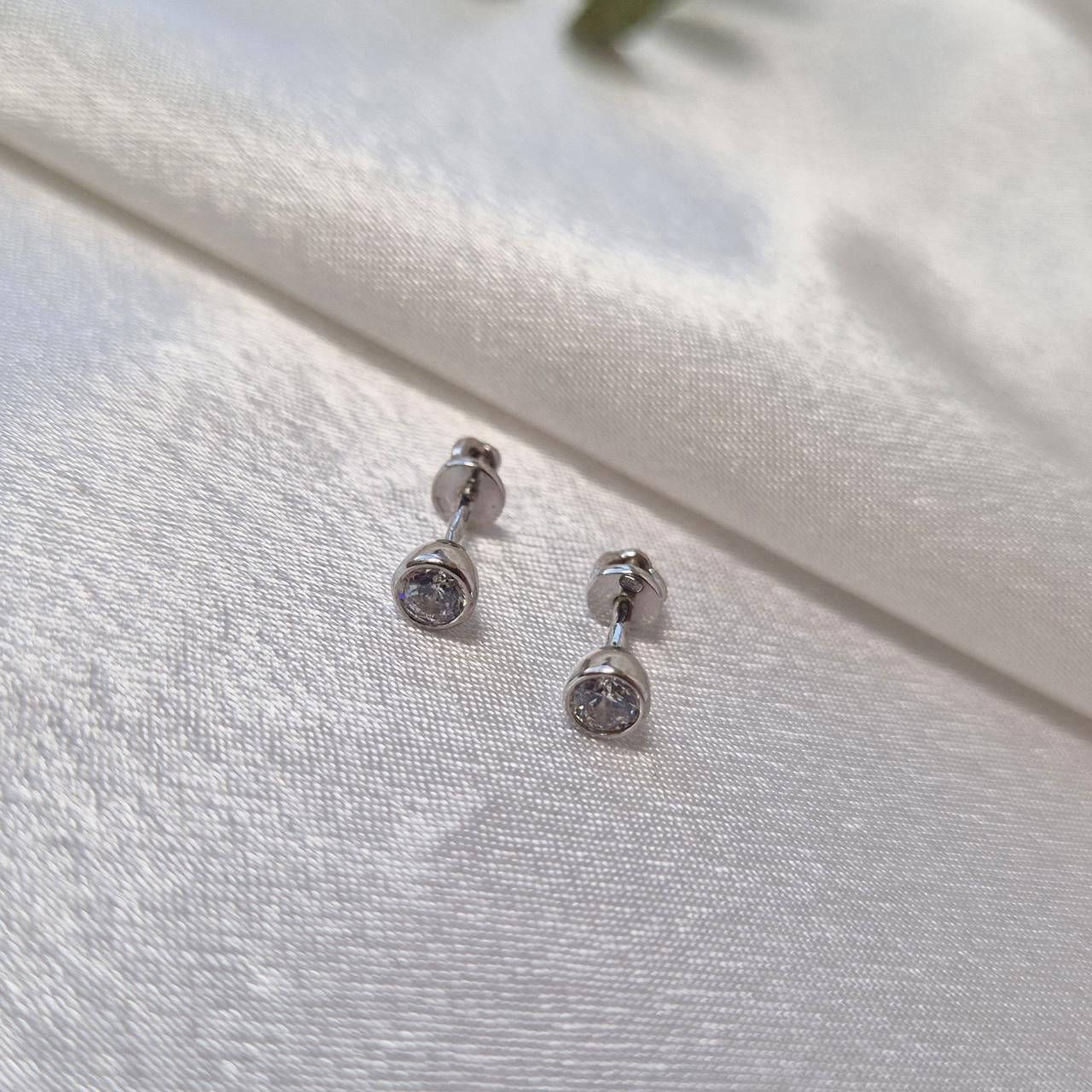 Серьги гвоздики на закрутках белый камень 4 мм серебро 925 пробы родированное 1,50 г (54087г)