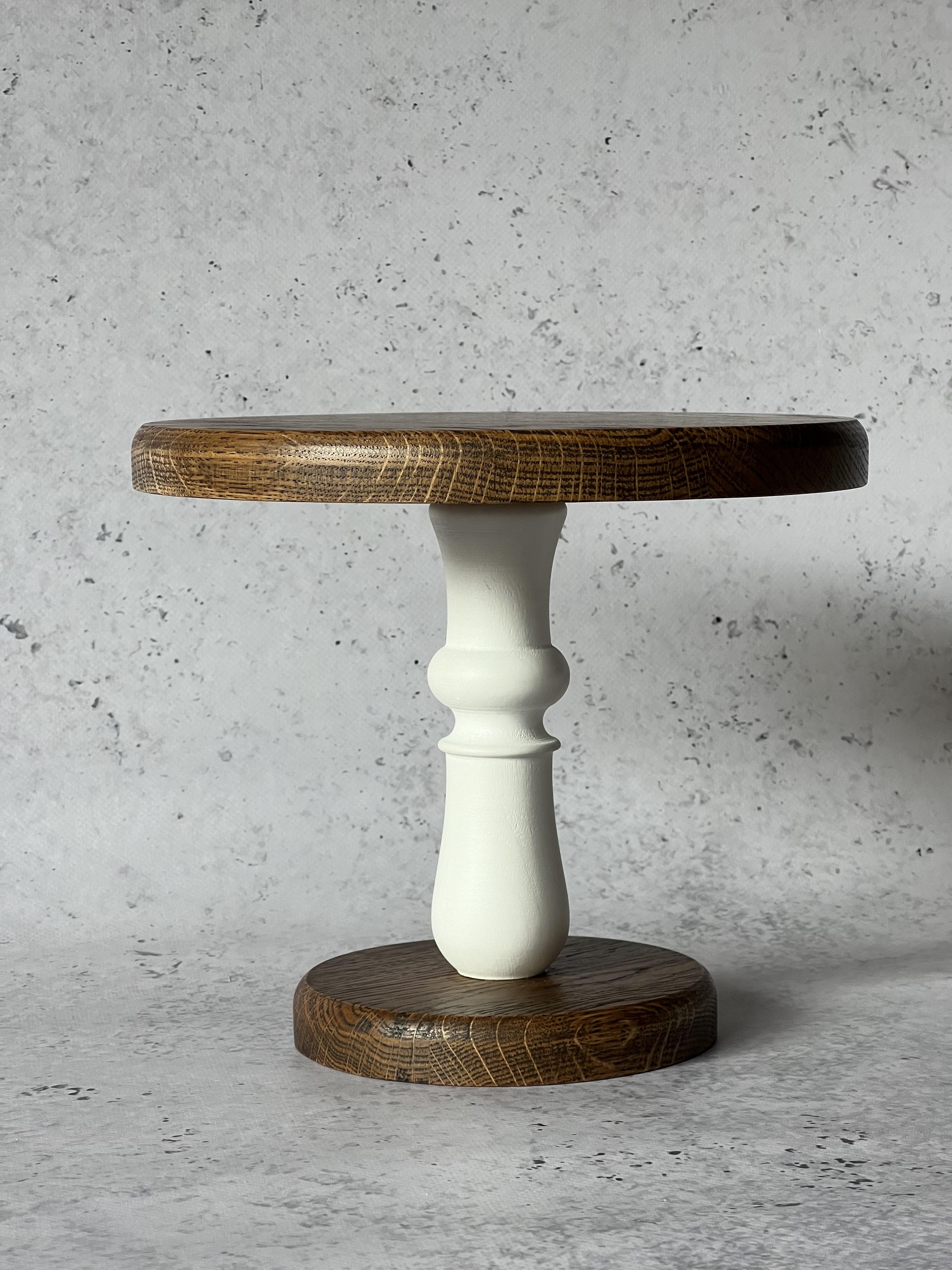 Подставка под торт и подачу блюд из дерева дуб на фигурной ножке d 22 см