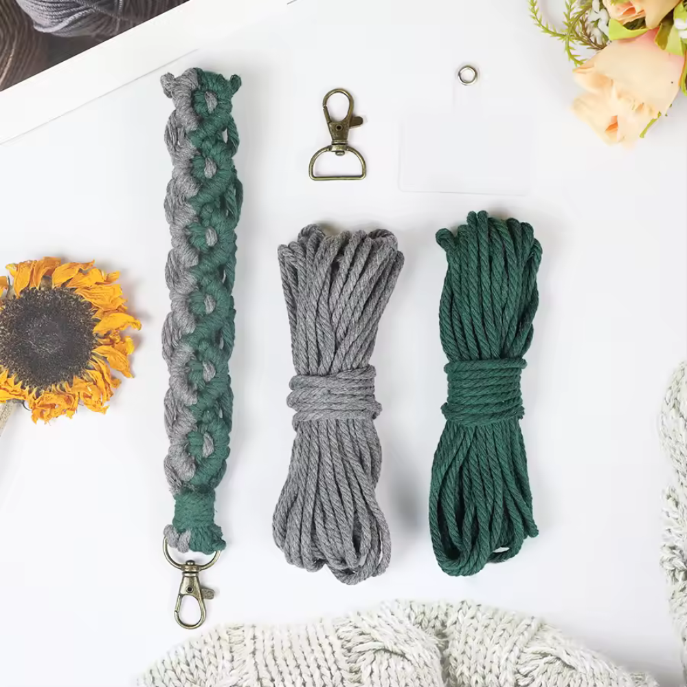 Набор макраме Петля для рукоделия и вязания плетеного брелока и ключей 22х3 см Зеленый с серым Набор макраме Петля для рукоделия и вязания плетеного брелока и ключей 22х3 см Зеленый с серым