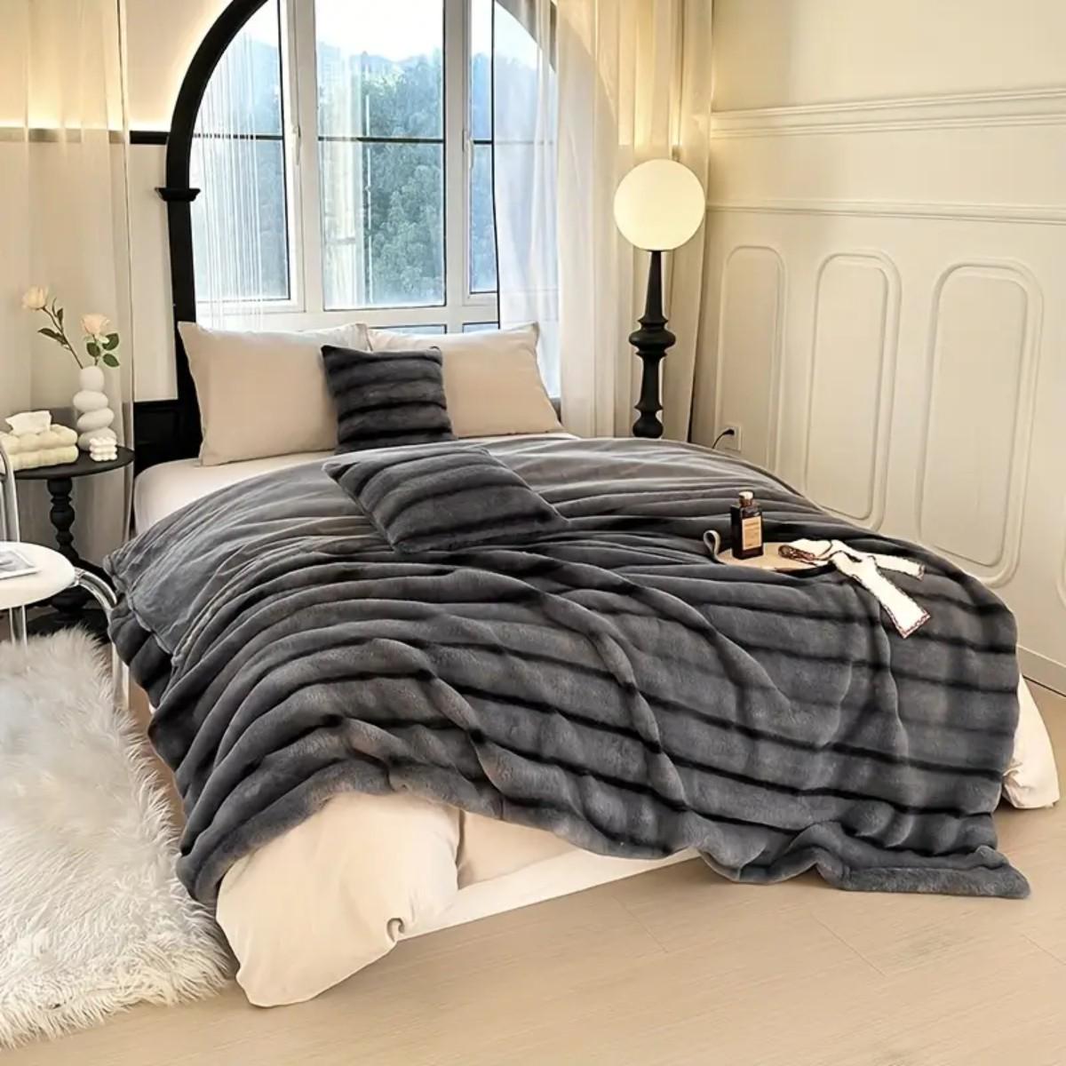 Плед корейский стиль Koloco Кролик евро ширина полоски 10 см 200х230 см Темно-серый (40669) - фото 1 Плед корейский стиль Koloco Кролик евро ширина полоски 10 см 200х230 см Темно-серый (40669) - фото 1