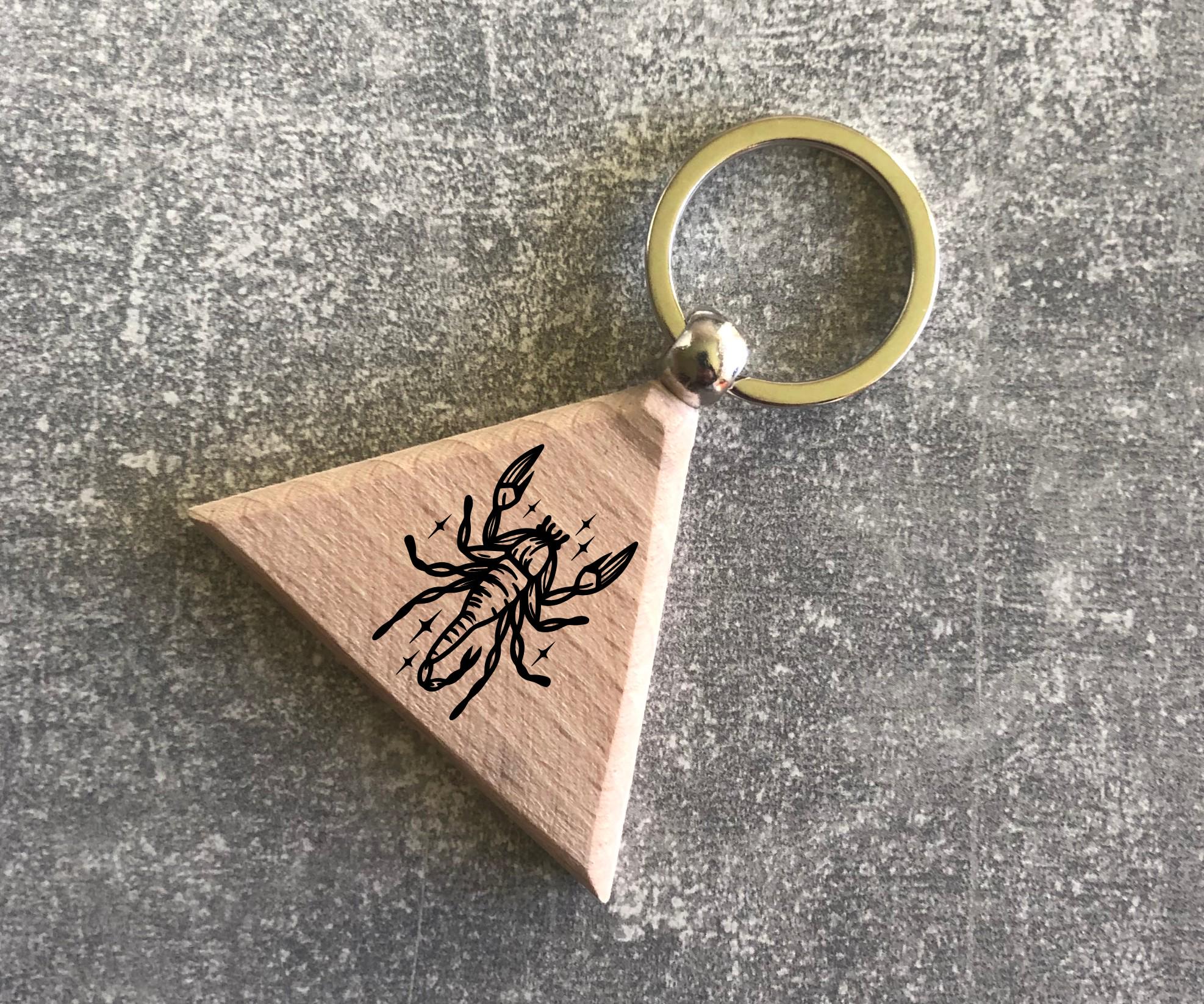 Брелок деревянный треугольный с изображением зодиака "Скорпион" (15010304032)