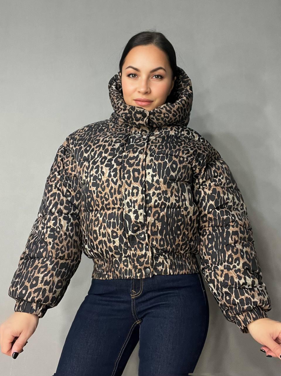 Куртка женская Lady Yep 9006 короткая с капюшоном леопардовый принт на резинке демисезонная р. 46 Темно-коричневый (3283) - фото 7 Куртка женская Lady Yep 9006 короткая с капюшоном леопардовый принт на резинке демисезонная р. 46 Темно-коричневый (3283) - фото 7