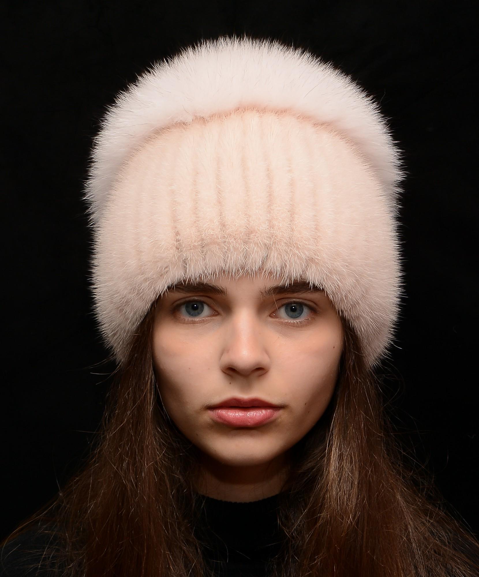 Жіноча в'язана норкова шапка Меховой стиль Колібрі з помпоном натуральне хутро M-L Пудра (120/A)