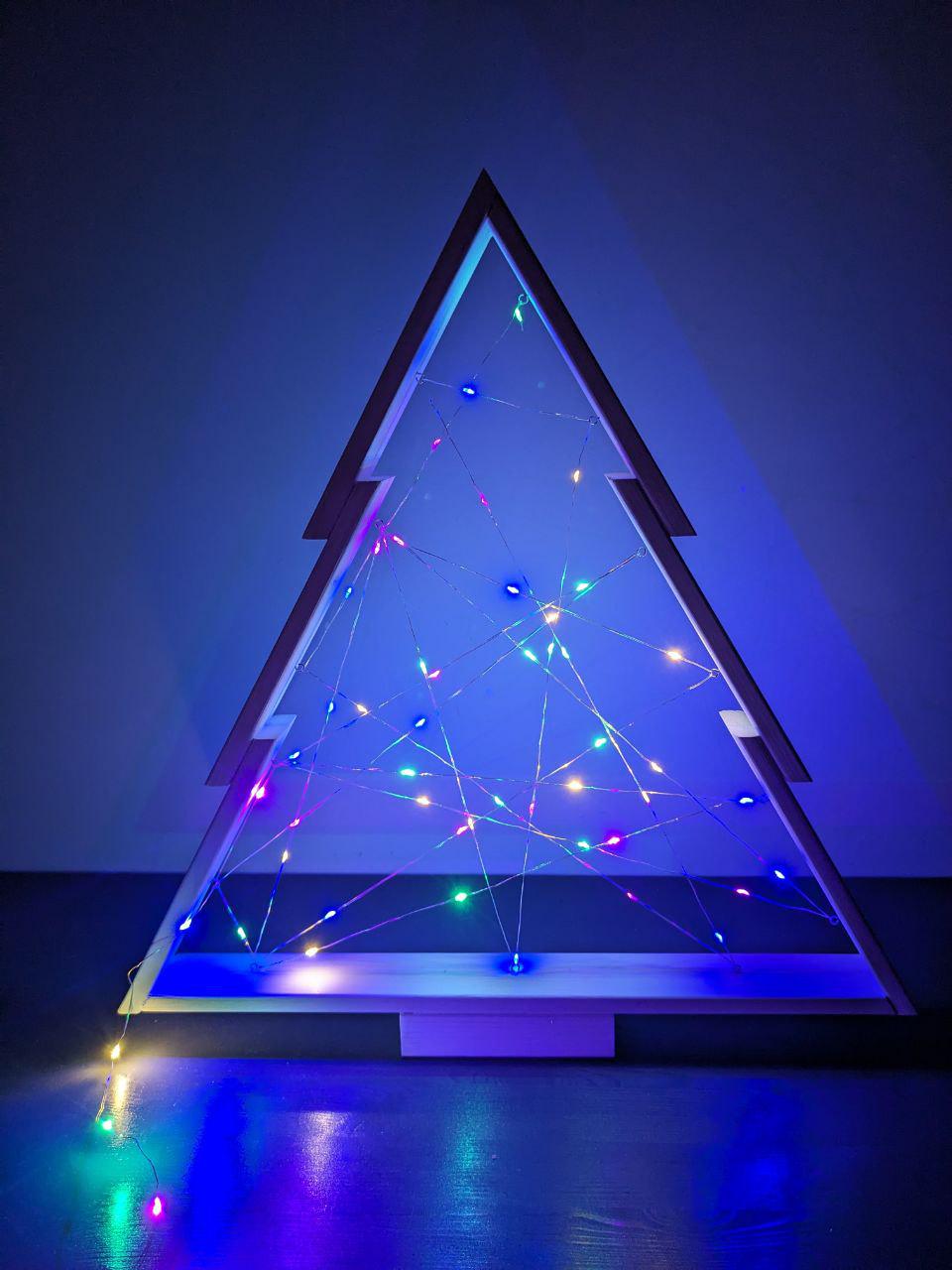 Новорічна декорація Ялинка дерев'яна з гірляндою Різнокольоровий (22825671)