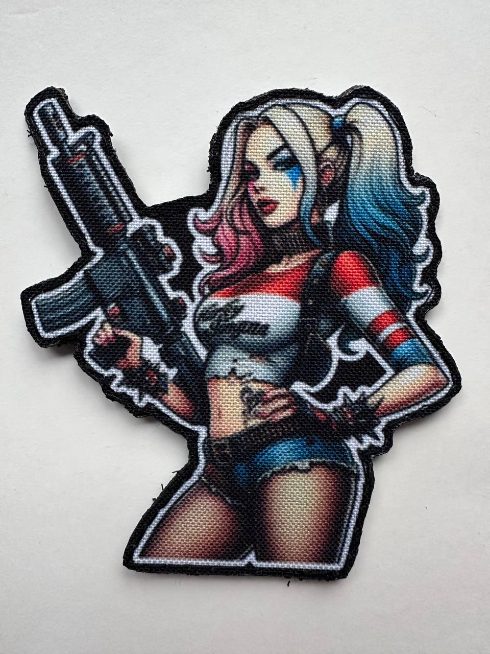 Шеврон Девушка Harley Quinn с автоматом фигурная на липучке (HARLEY_QUINN)