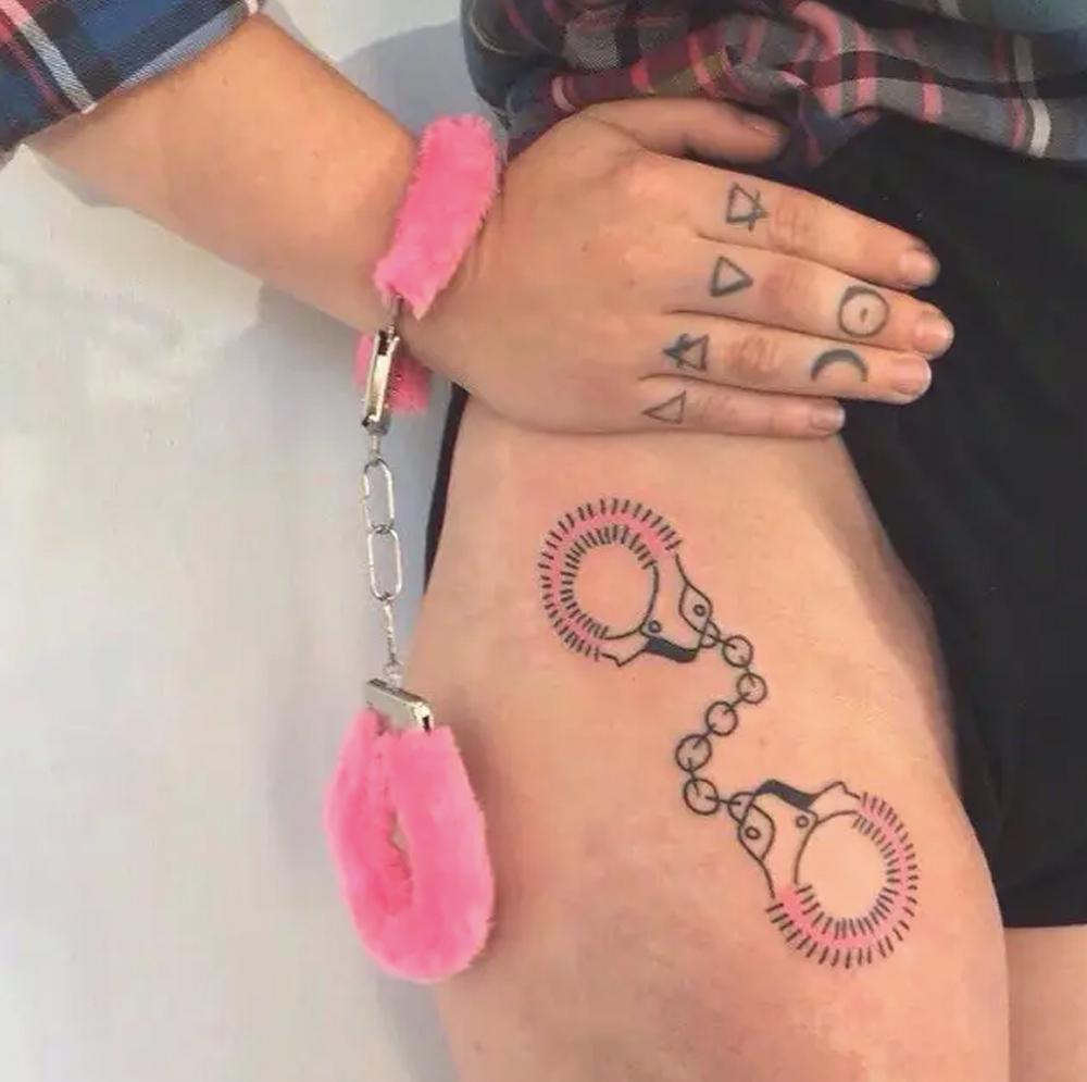 Наручники с мехом игровые металлические с ключами Розовый - фото 3 Наручники с мехом игровые металлические с ключами Розовый - фото 3