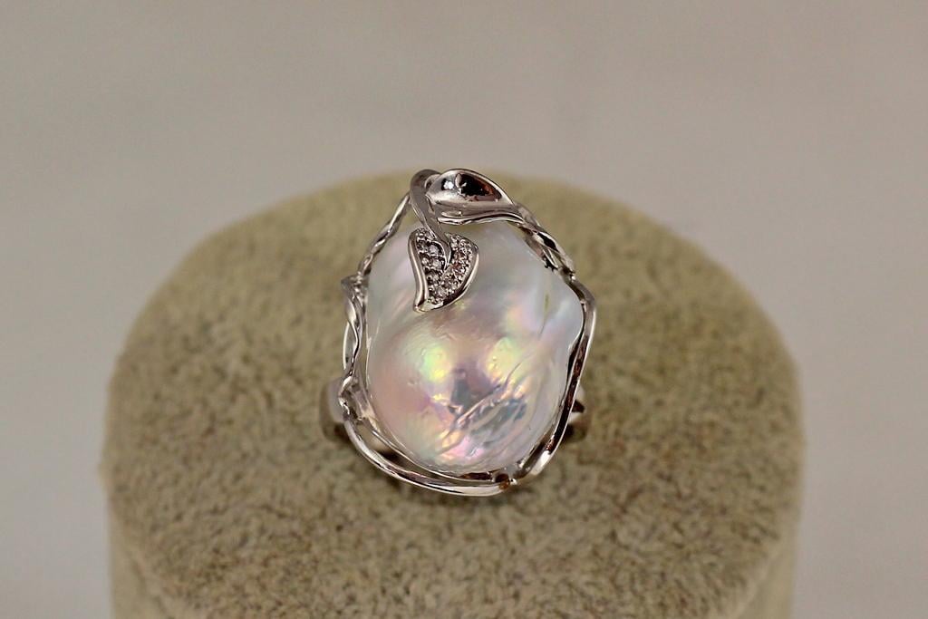 Кольцо Xuping Jewelry Листочек с натуральной большой барочной жемчужиной р. 16+ Серебристый