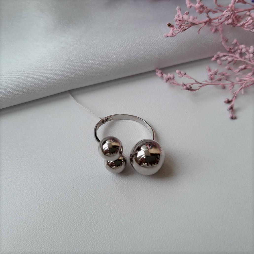 Кольцо из серебра Три Шара без камней покрыто родием 925 проба р. 17,5/19,5 4,20 г (400089р)