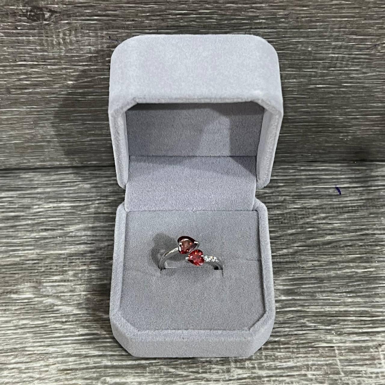 Кольцо регулируемое с красными цирконами под рубин в форме сердец в оправе Xuping ювелирный сплав серебристый в бархатной коробочке (2152977584)