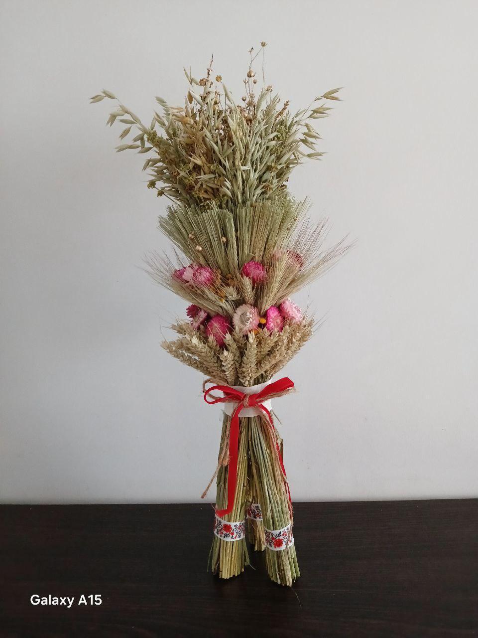 Дідух різдвяний з колосcя пшениці/льону та вівса на трьох ніжках 50-55 см зі стрічкою вишиванкою Червоний (2822830297) Дідух різдвяний з колосcя пшениці/льону та вівса на трьох ніжках 50-55 см зі стрічкою вишиванкою Червоний (2822830297)