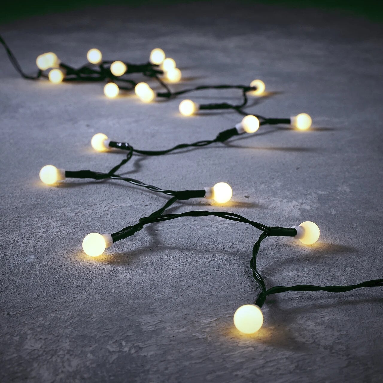 Гирлянда Luca Lighting Змейка-шарики на батарейках 48 LED 3,9 м теплый белый (8718861852165)