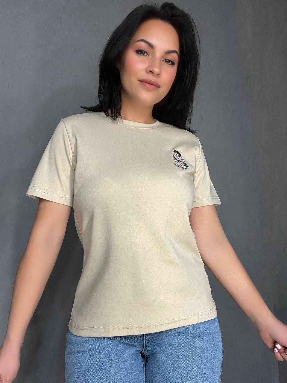 Футболка женская A-N 26001 базовая однотонная с небольшой вышивкой мишка впереди средняя длина OS Бежевый (3787)