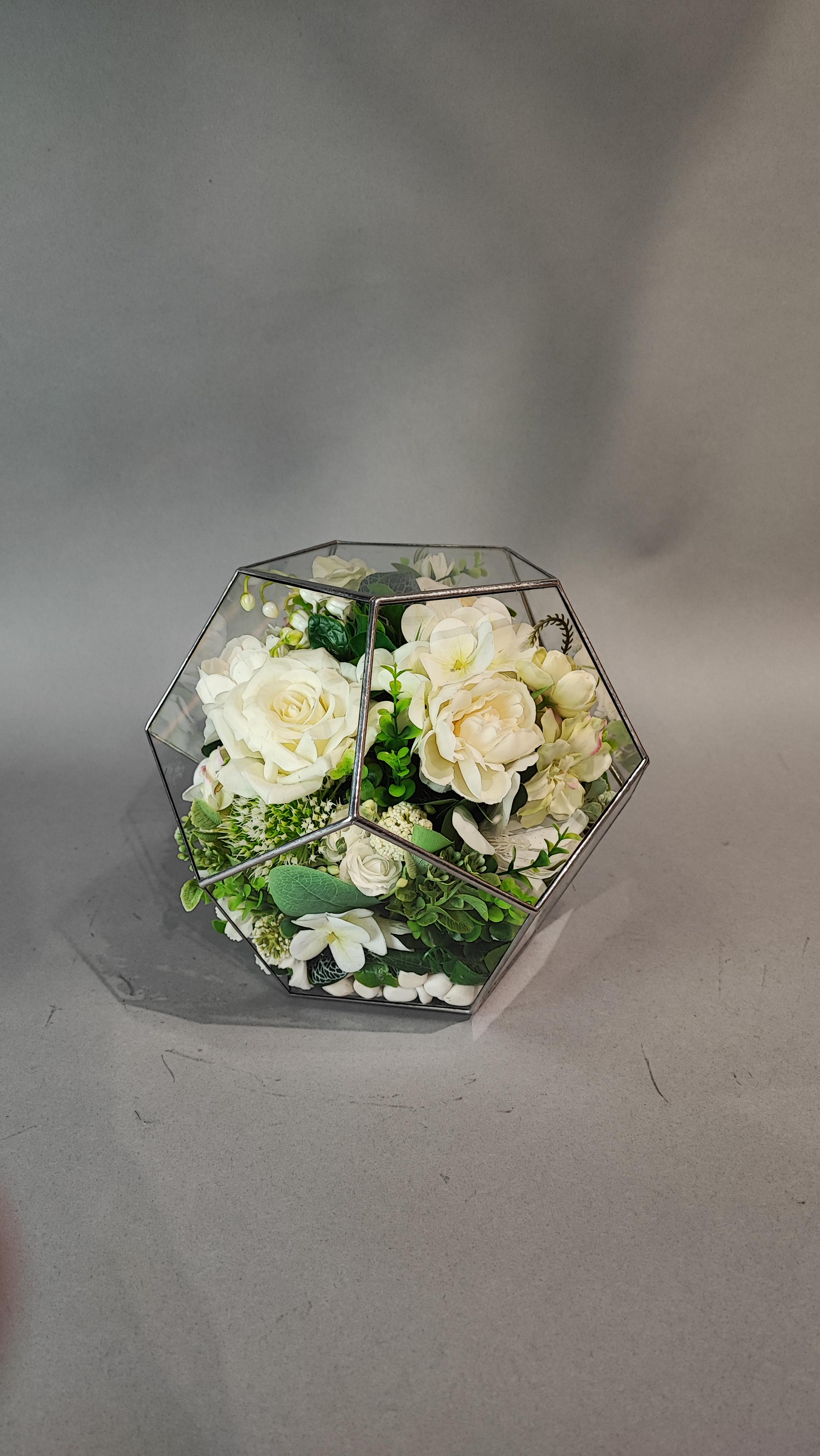 Искусственные цветы скорби траурные ритуальные под стеклом Светлый путь мяч 24х24х24 см