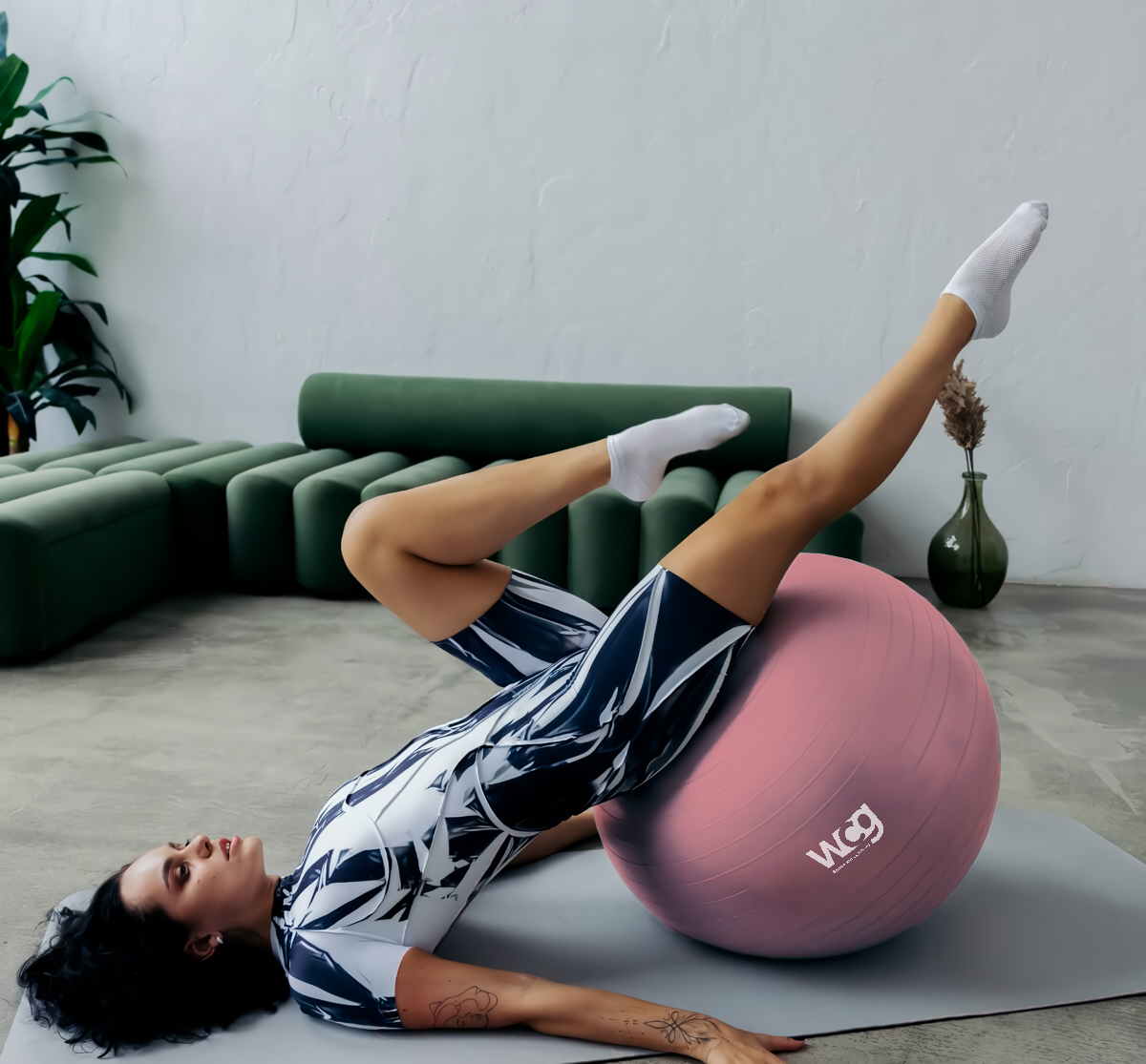 Фитбол WCG Anti-Burst с насосом 55 см до 250 кг Пастельно-розовый - фото 4