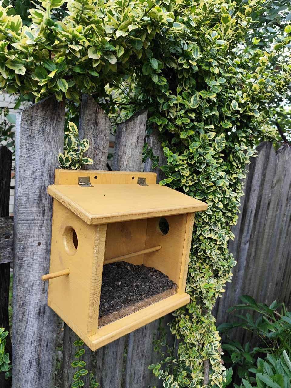 Кормушка для птиц Запутанка бункерного типа из дерева сосны 30х30х17 см Бежевый - фото 7 Кормушка для птиц Запутанка бункерного типа из дерева сосны 30х30х17 см Бежевый - фото 7