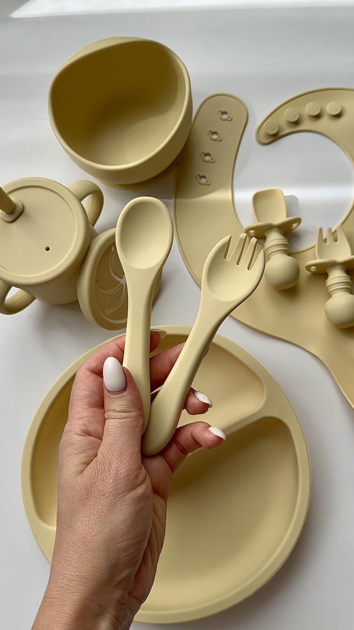 Набір посуду для годування дітей 9 елементів тарілка/мисочка/поїльник/ложка/виделка/нагрудник (102) - фото 5