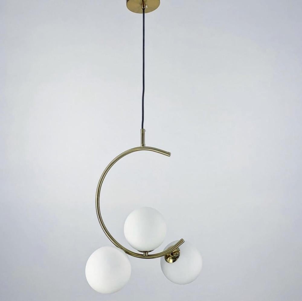 Светильник в форме полумесяца на 3 белых плафона Латунь (A 910/3 AB) Светильник в форме полумесяца на 3 белых плафона Латунь (A 910/3 AB)