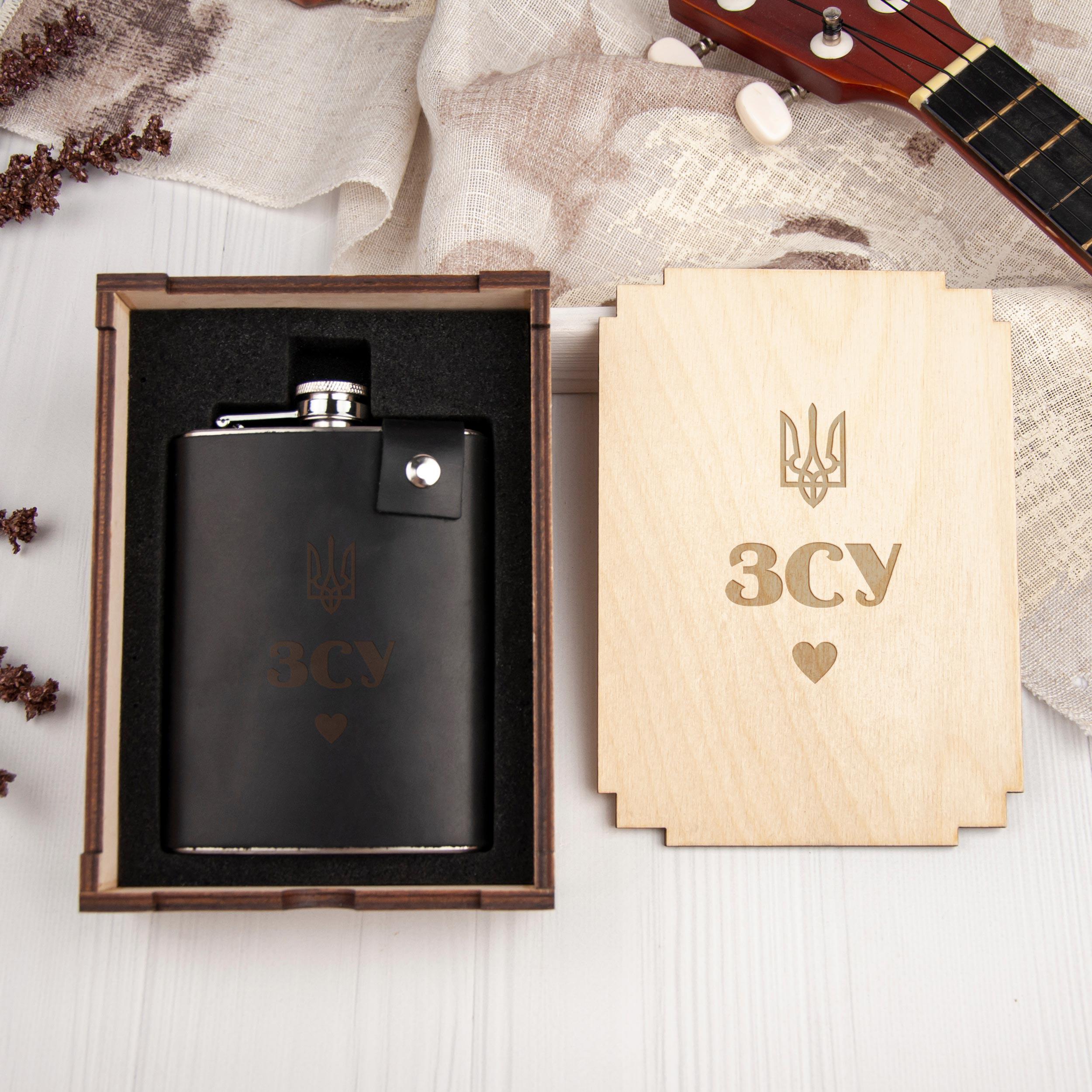 Фляга кожаная с надписью "ЗСУ ❤" в подарочной деревянной коробке 240 мл Black (LFL-0041_3) Фляга кожаная с надписью "ЗСУ ❤" в подарочной деревянной коробке 240 мл Black (LFL-0041_3)