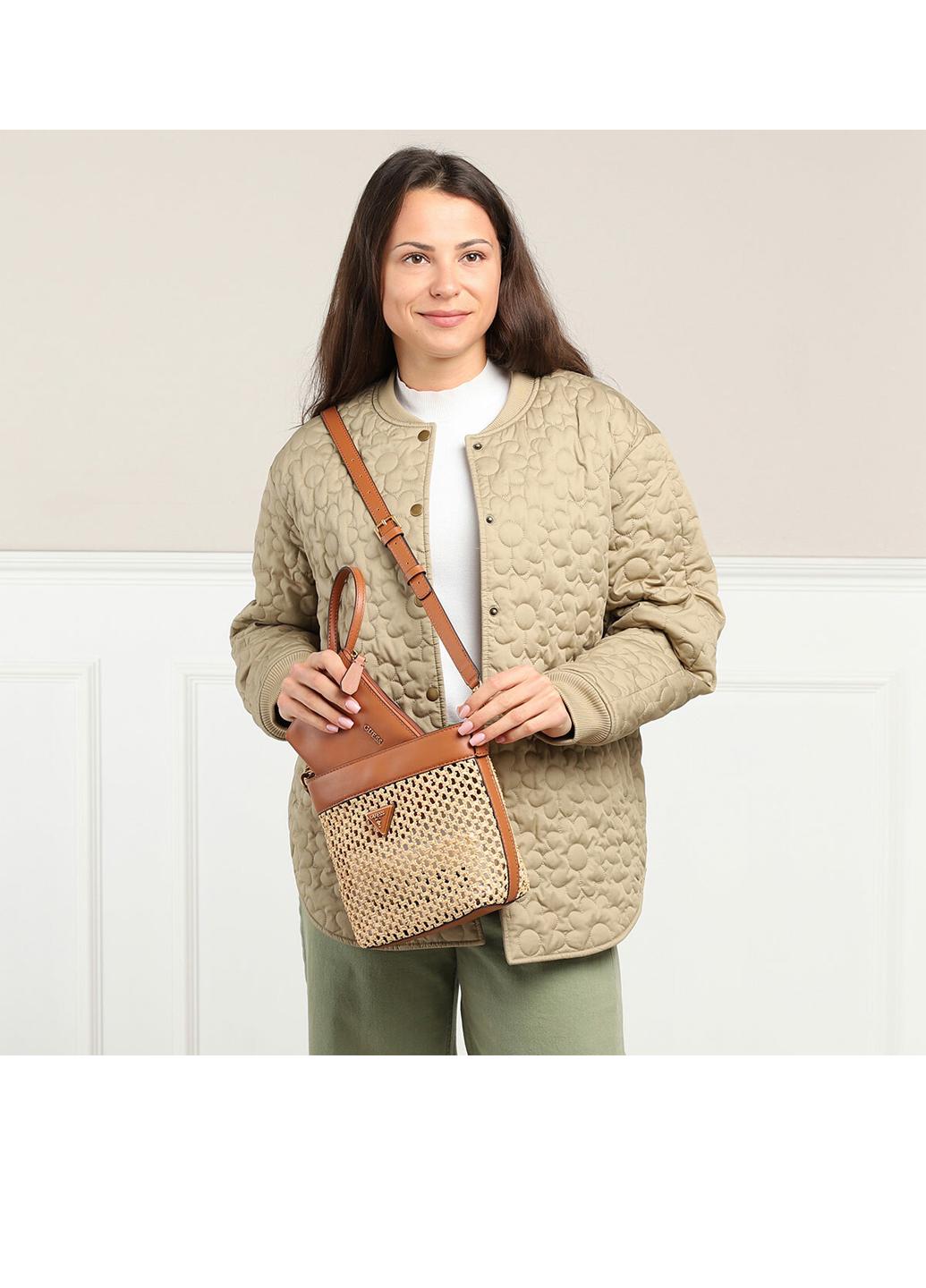 Сумка c косметичкой сумка корзина женская соломенная Guess VIKKY DRAWSTRING BUCKET HWWH6995040-COG Желтый - фото 15