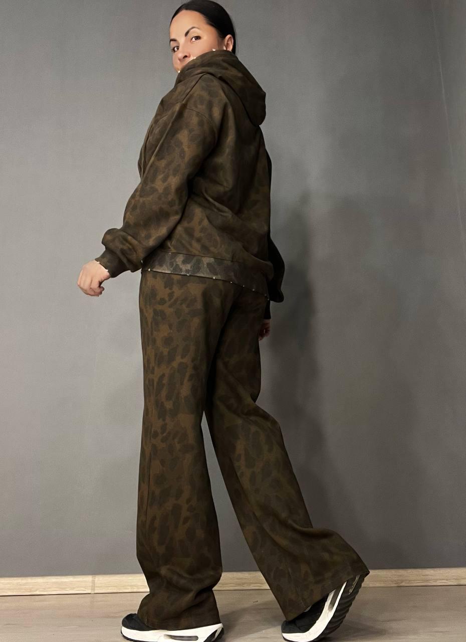 Костюм женский A-N 2749 худи капюшон брюки палаццо леопардовый принт тринитка L Коричневый (2744) - фото 5 Костюм женский A-N 2749 худи капюшон брюки палаццо леопардовый принт тринитка L Коричневый (2744) - фото 5