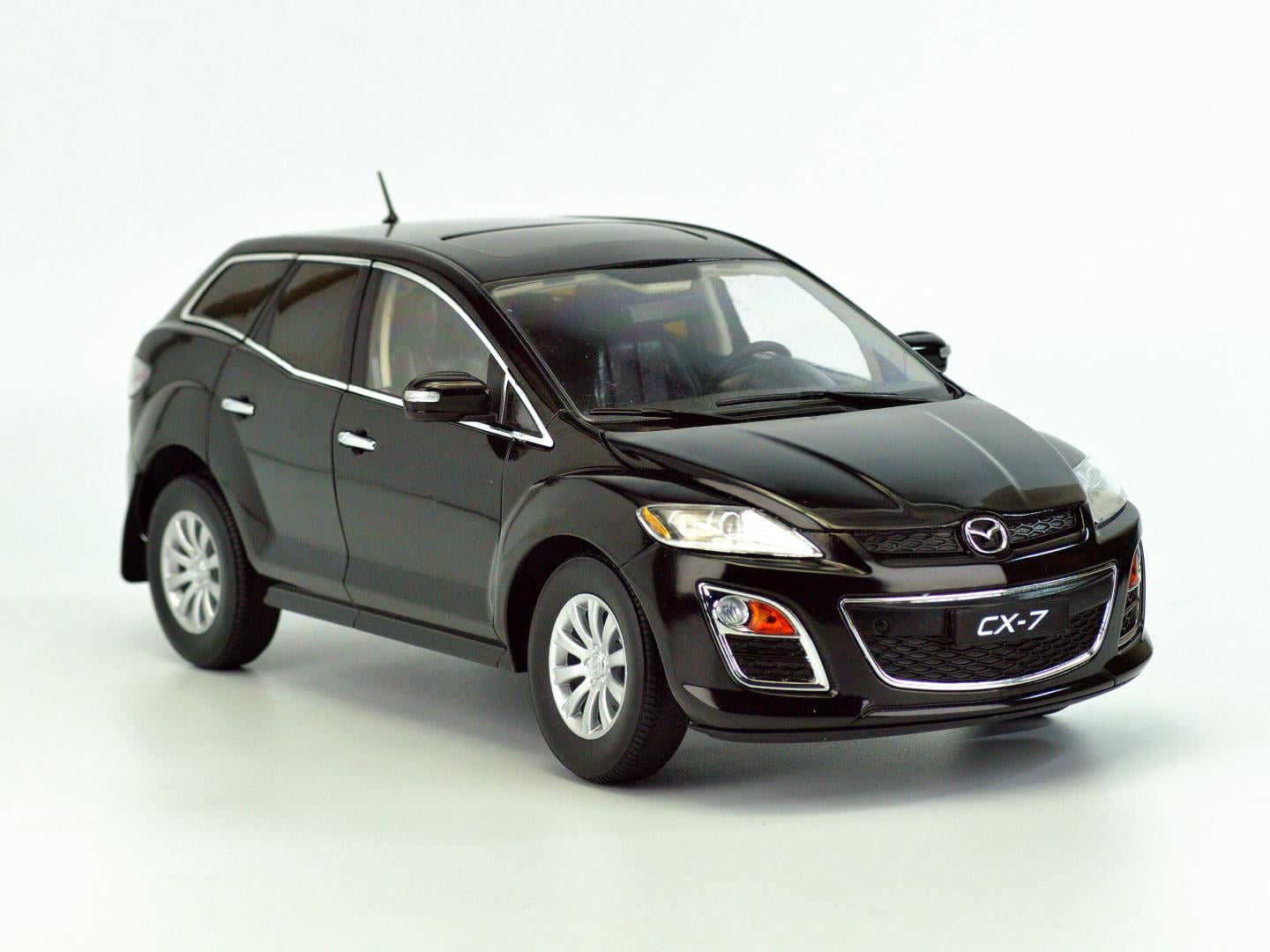 Модель автомобиля Mazda CX 7 1:18 Черный (156)