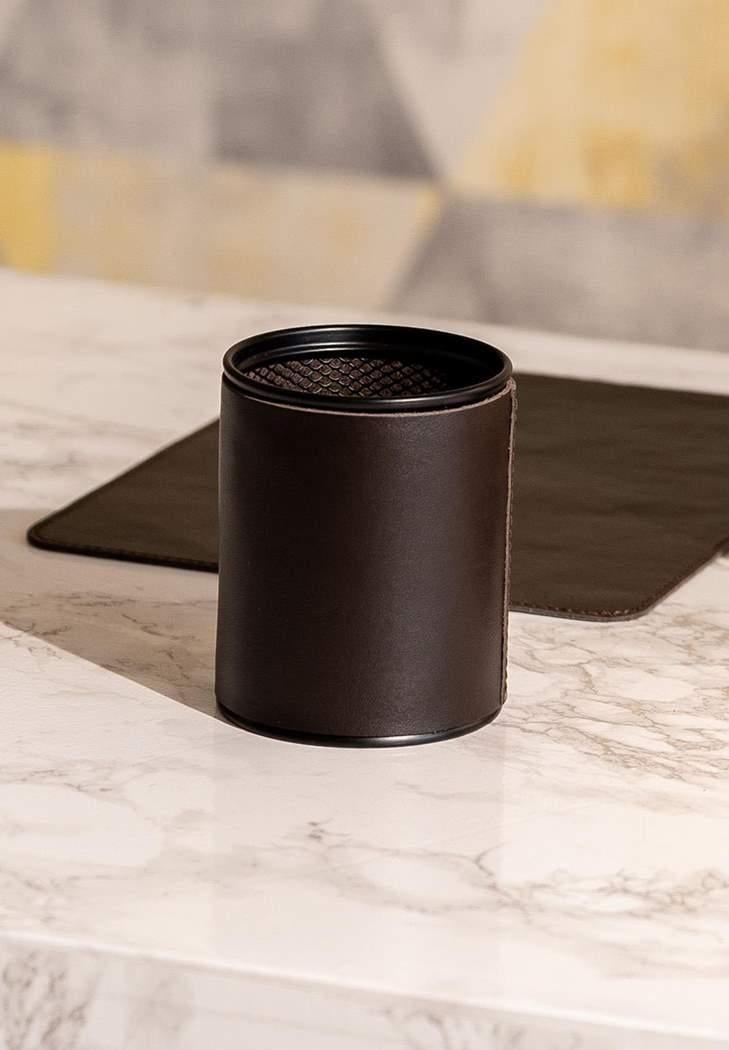 Стакан для ручек в кожаном чехле Темно-коричневый краст (A-027818) Стакан для ручек в кожаном чехле Темно-коричневый краст (A-027818)