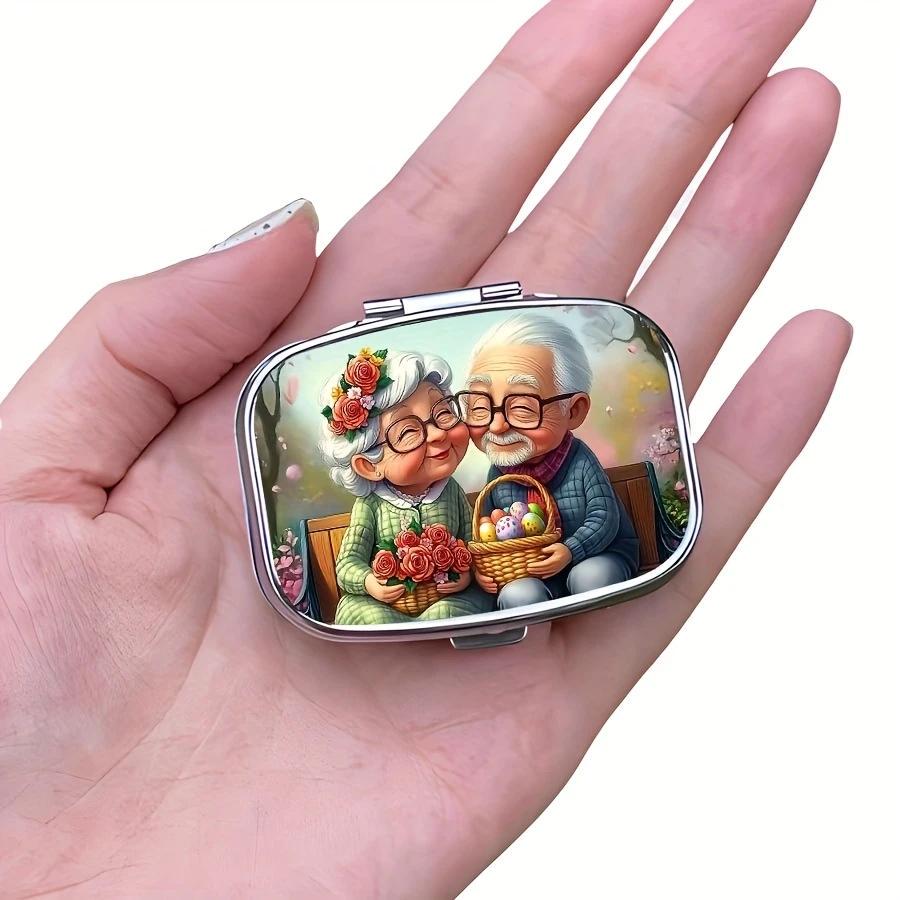 Таблетница Пожилая пара металлическая на два отделения 5,5х4х1,5 см Разноцветный (D-0104) - фото 9 Таблетница Пожилая пара металлическая на два отделения 5,5х4х1,5 см Разноцветный (D-0104) - фото 9