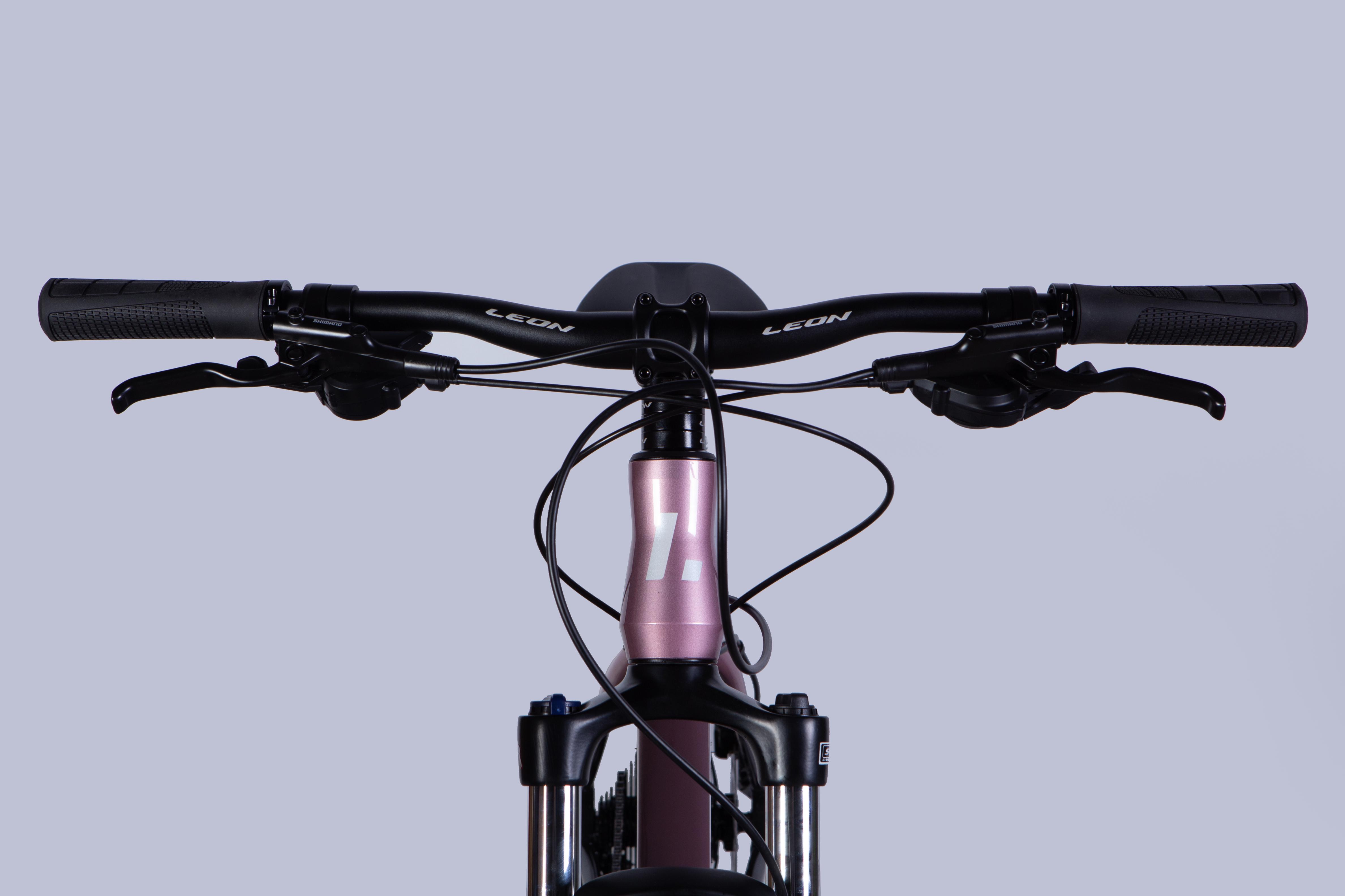 Велосипед Leon 2025 XC LADY 80 HDD AL 27,5" рама 16" Розовый с черным (OPS-LN-27,5-009) - фото 2 Велосипед Leon 2025 XC LADY 80 HDD AL 27,5" рама 16" Розовый с черным (OPS-LN-27,5-009) - фото 2