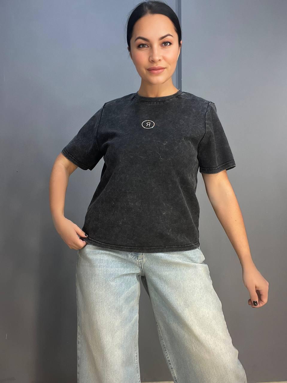 Футболка женская A-N 02517 вареная аппликация R из камушков средней длины OS Черный (3222)