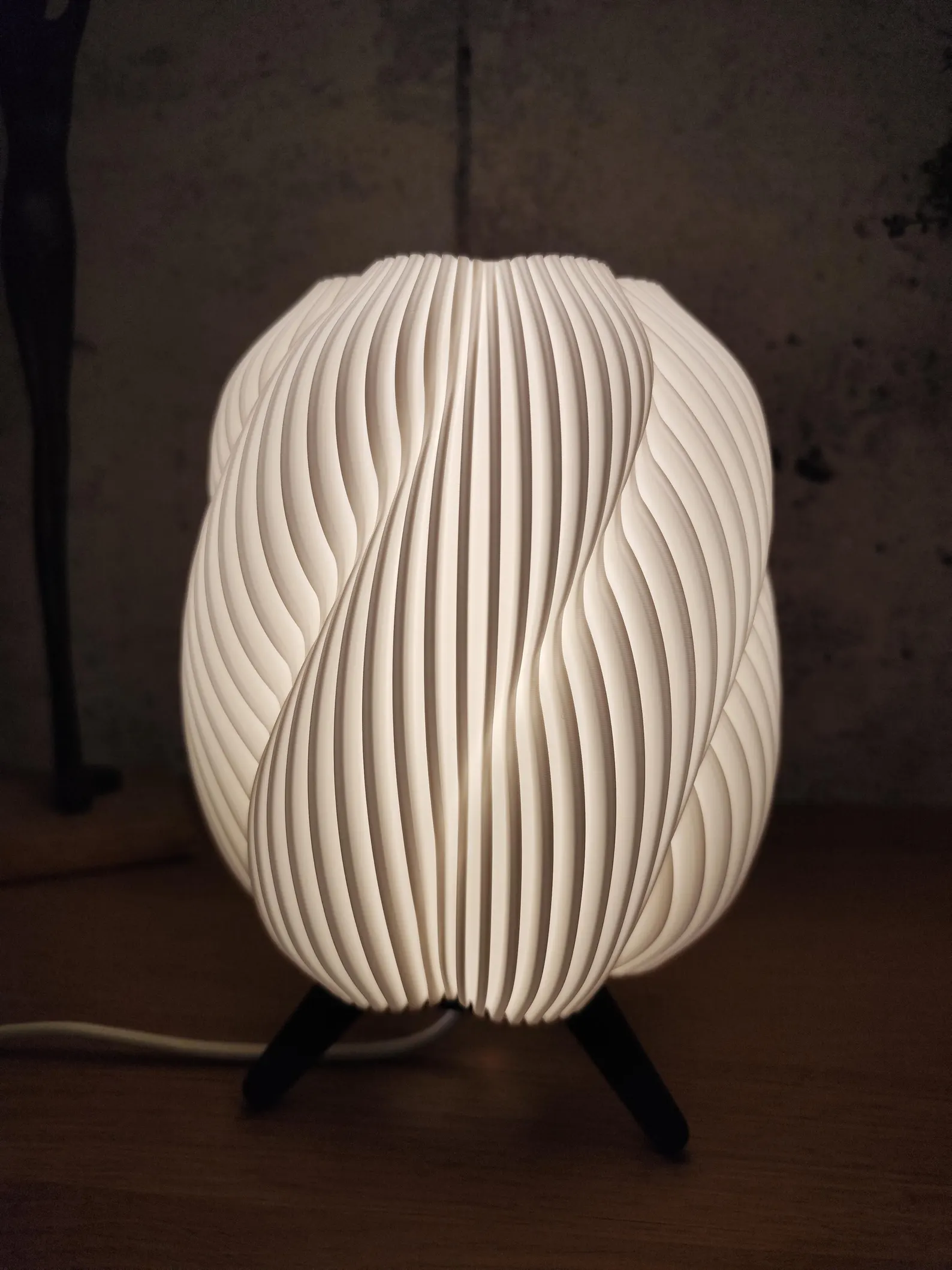 Настольная лампа декоративная WellBrand AirWave Modern E27 XL 20х20х28 см White/Black - фото 3 Настольная лампа декоративная WellBrand AirWave Modern E27 XL 20х20х28 см White/Black - фото 3