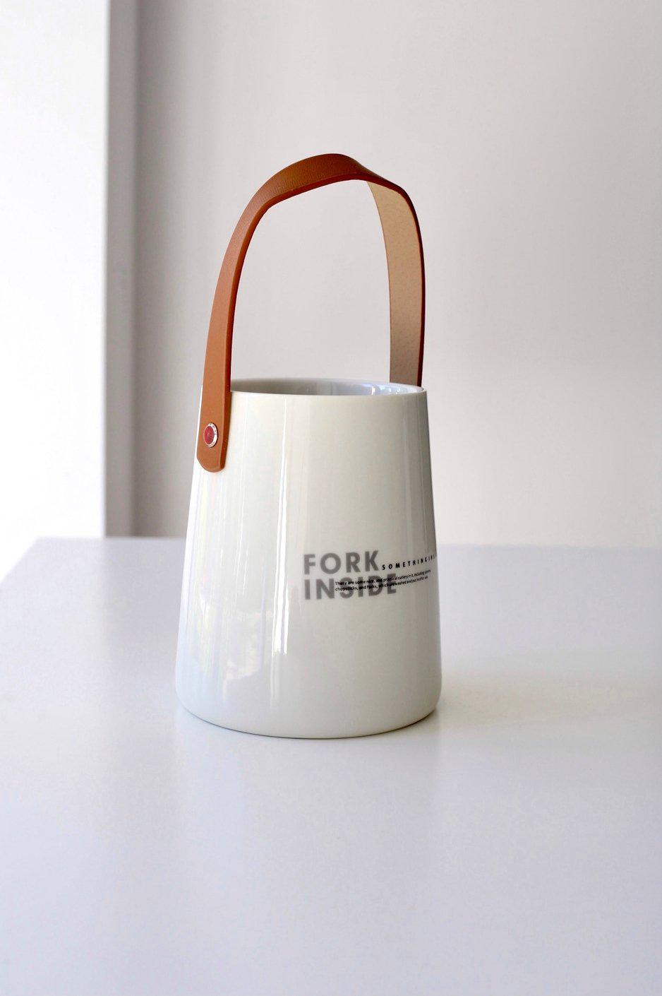 Подставка-стакан для столовых приборов Fork inside керамическая с ручкой 13,5х11 см Белый (00000010203) - фото 2 Подставка-стакан для столовых приборов Fork inside керамическая с ручкой 13,5х11 см Белый (00000010203) - фото 2