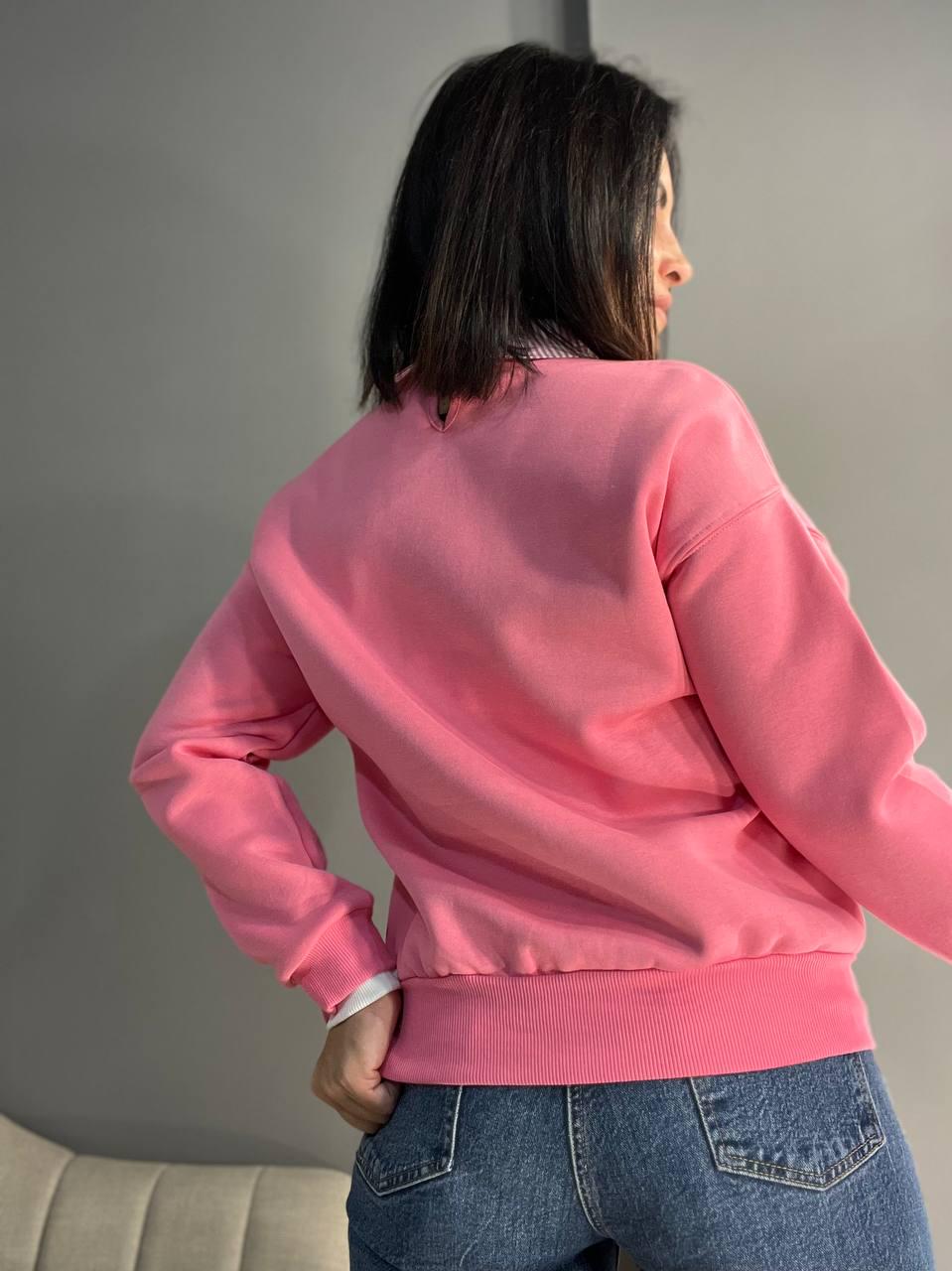 Свитшот женский OLIVIA 2473 с воротником и рисунком впереди утепленный на флисе OS Розовый (1188) - фото 3 Свитшот женский OLIVIA 2473 с воротником и рисунком впереди утепленный на флисе OS Розовый (1188) - фото 3