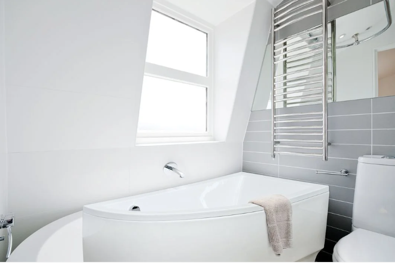 Ванна акриловая Besco PRAKTIKA правосторонняя 140x70 см (1145140521)