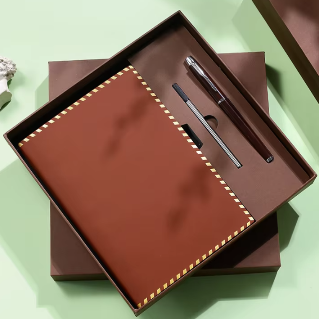 Блокнот из экокожи на 200 листов с ручкой в подарочной упаковке А5 Коричневый