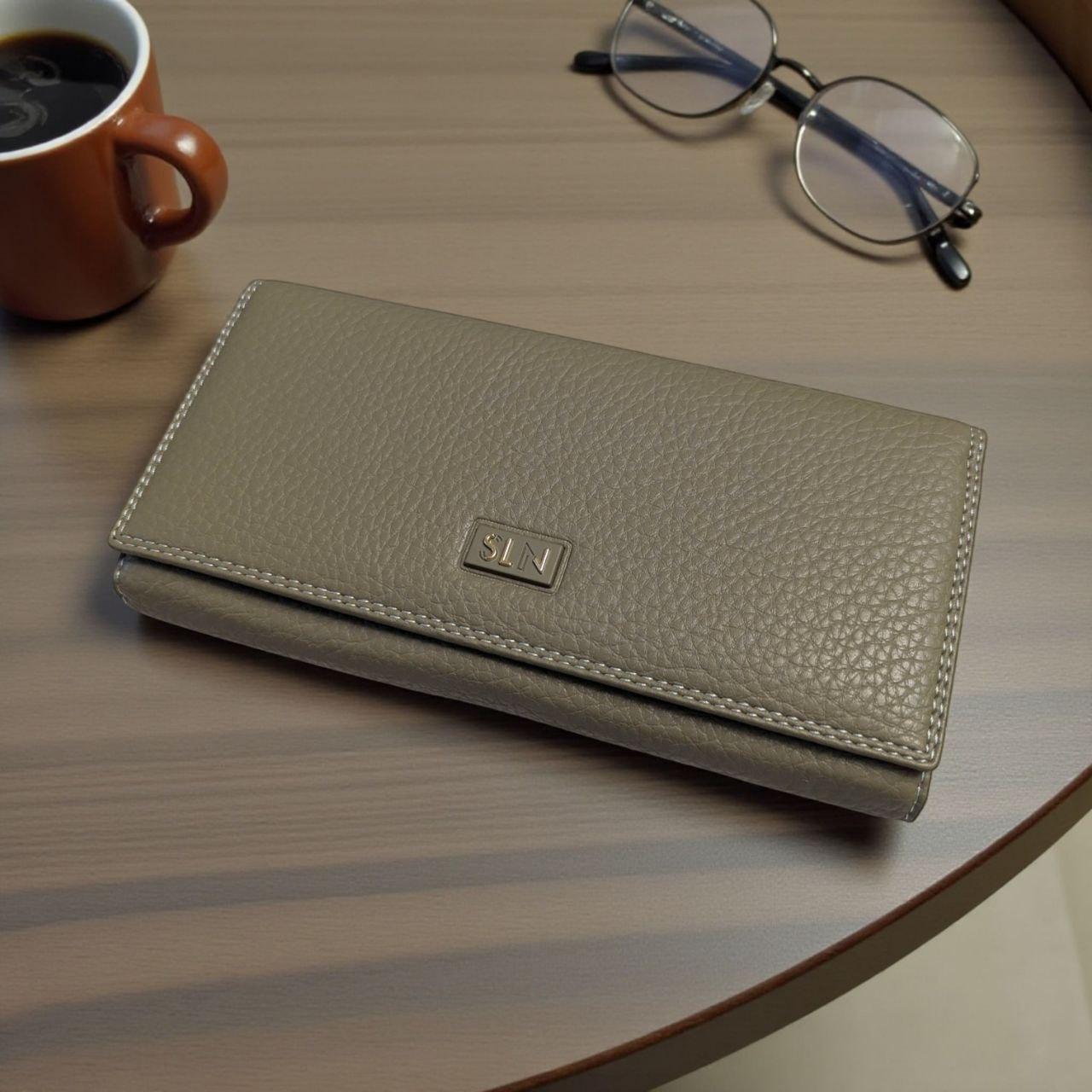 Гаманець жіночий на магніті із зовнішньою клямкою для дрібниці Saralyn 19х9,5 см Сірий (С-6263-10) Гаманець жіночий на магніті із зовнішньою клямкою для дрібниці Saralyn 19х9,5 см Сірий (С-6263-10)