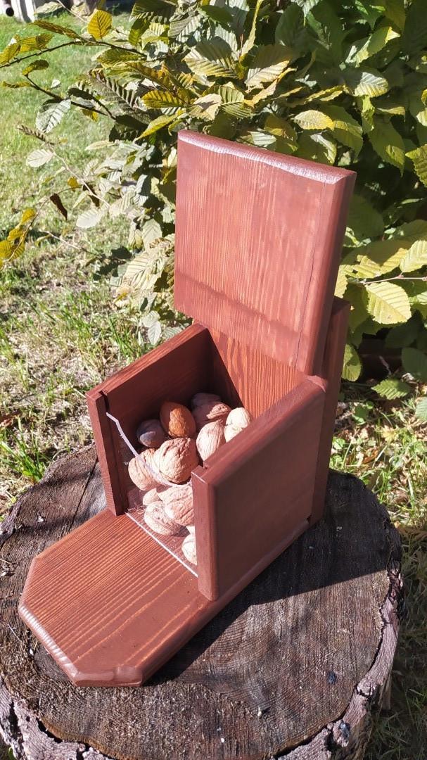 Кормушка для белок Сюрприз из древесины 27х25х16 см Красный - фото 3 Кормушка для белок Сюрприз из древесины 27х25х16 см Красный - фото 3