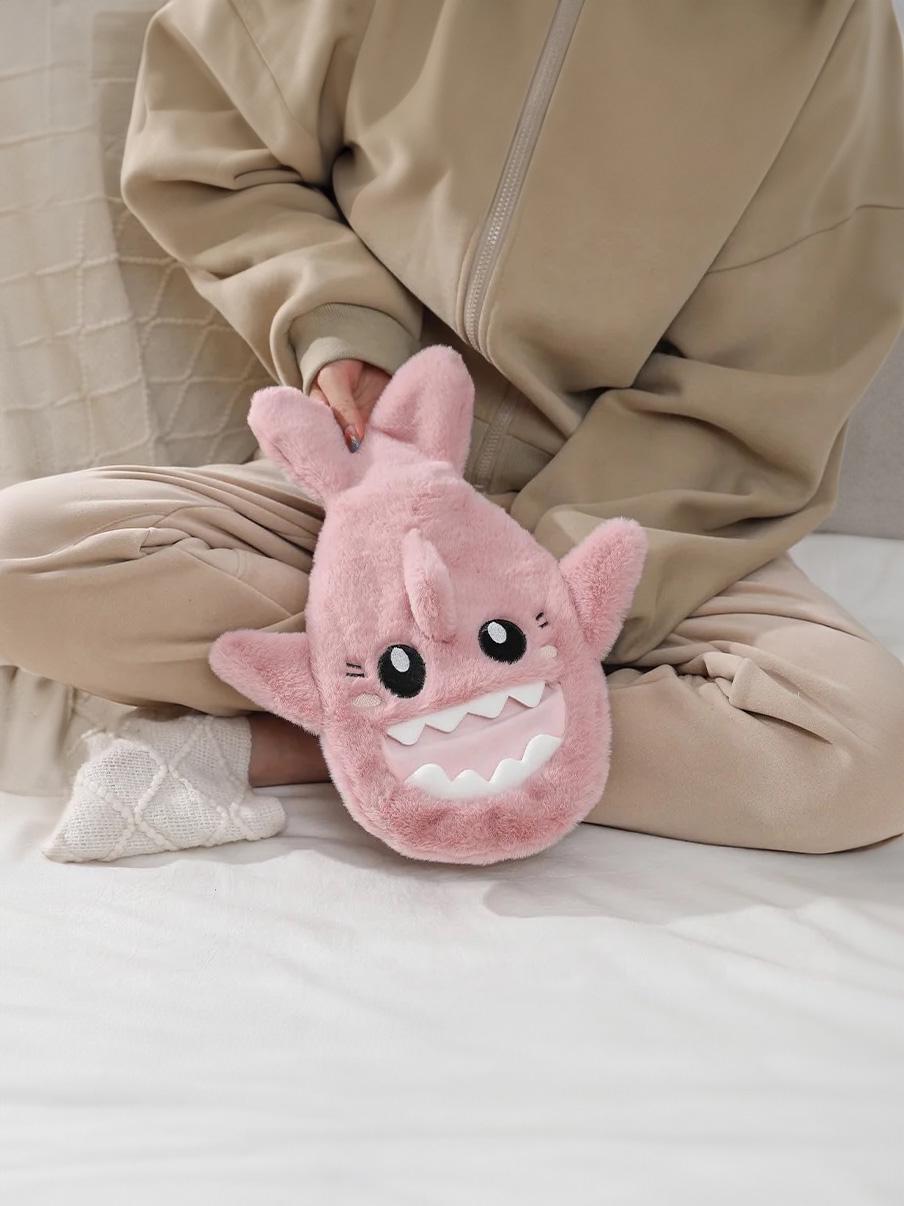 Грелка для рук ног тела резиновая с плюшевым чехлом акула 36х30 см 1 л Розовый - фото 4 Грелка для рук ног тела резиновая с плюшевым чехлом акула 36х30 см 1 л Розовый - фото 4