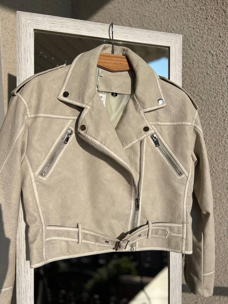 Куртка женская Aftf Basic 2466 короткая косуха молнии пояс вареные швы экокожа S Светло-серый (2760) - фото 2 Куртка женская Aftf Basic 2466 короткая косуха молнии пояс вареные швы экокожа S Светло-серый (2760) - фото 2