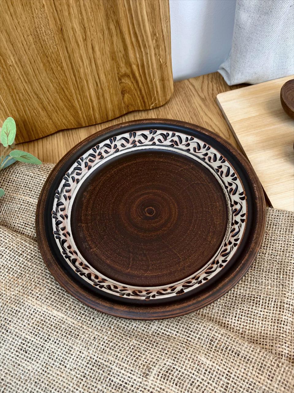 Тарілка керамічна глиняна різьблена ангоб 24 см (3001-5) - фото 5 Тарілка керамічна глиняна різьблена ангоб 24 см (3001-5) - фото 5