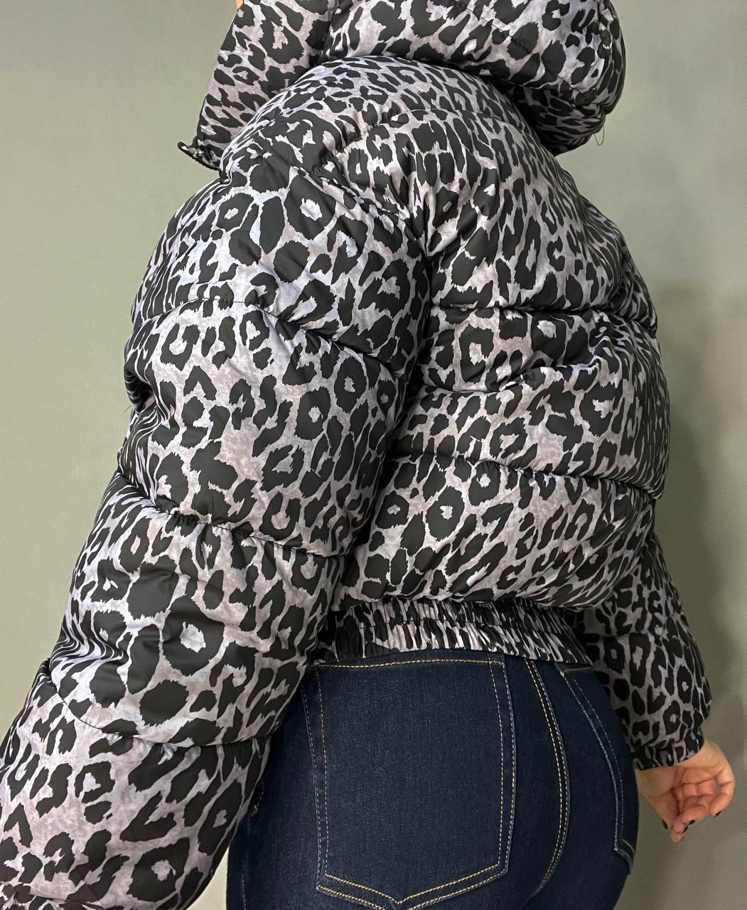Куртка женская Lady Yep 9006 короткая с капюшоном леопардовый принт на резинке демисезонная р. 42 Серый (3278) - фото 4 Куртка женская Lady Yep 9006 короткая с капюшоном леопардовый принт на резинке демисезонная р. 42 Серый (3278) - фото 4