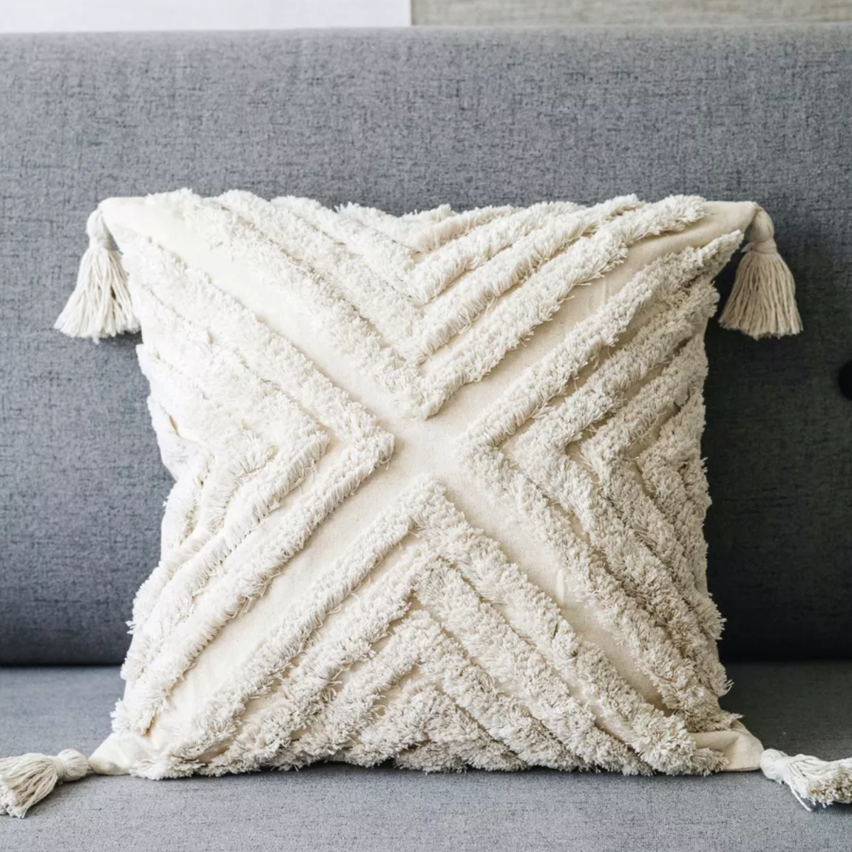 Наволочка декоративная хлопок с эффектным объемным узором квадратная с кисточками 45х45 см Кремовый (60084)