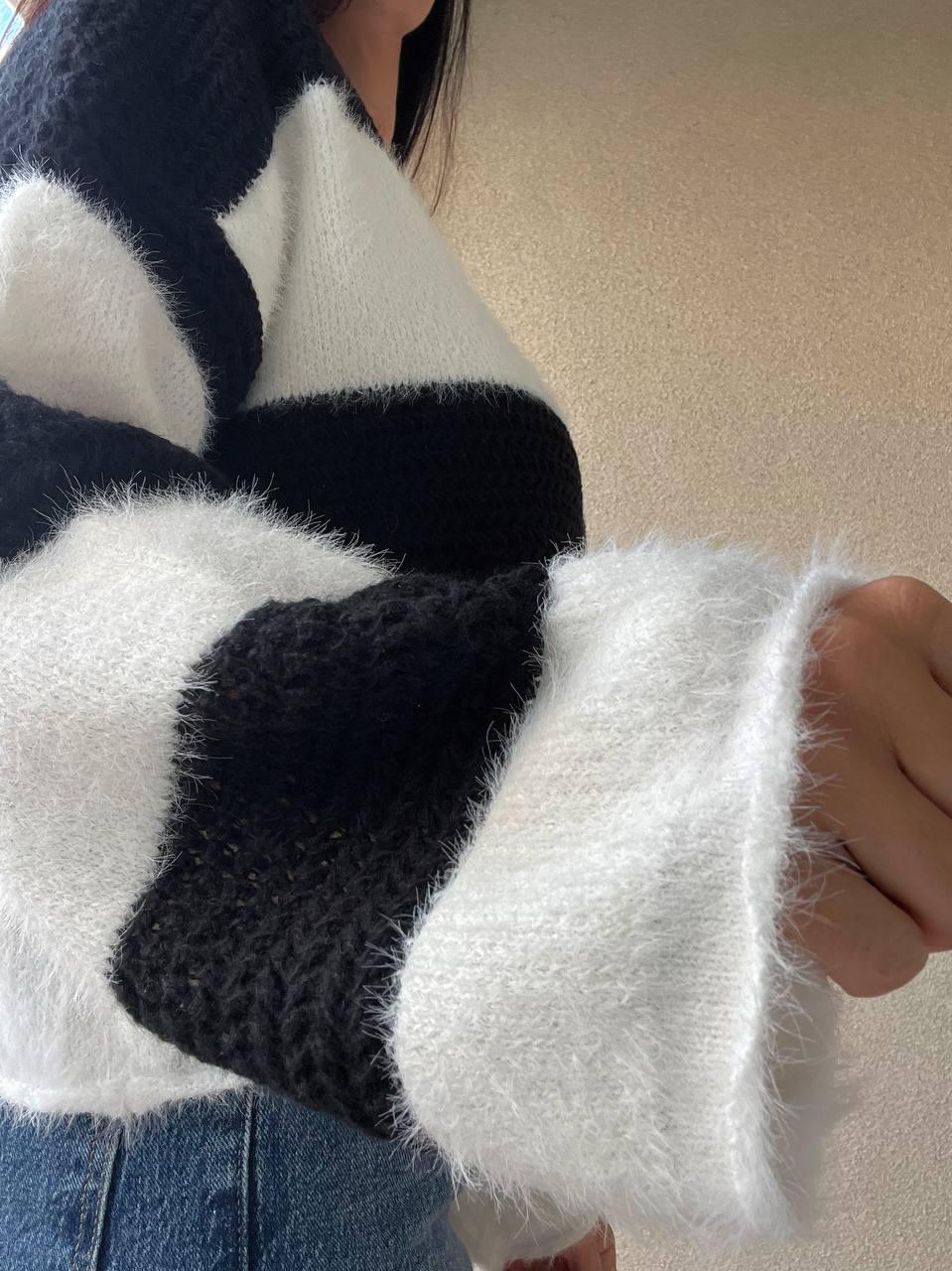 Светр жіночий A-N 1203 широка смуга комбинований плетіння ангора широкі рукава OS Чорний (2956) - фото 7