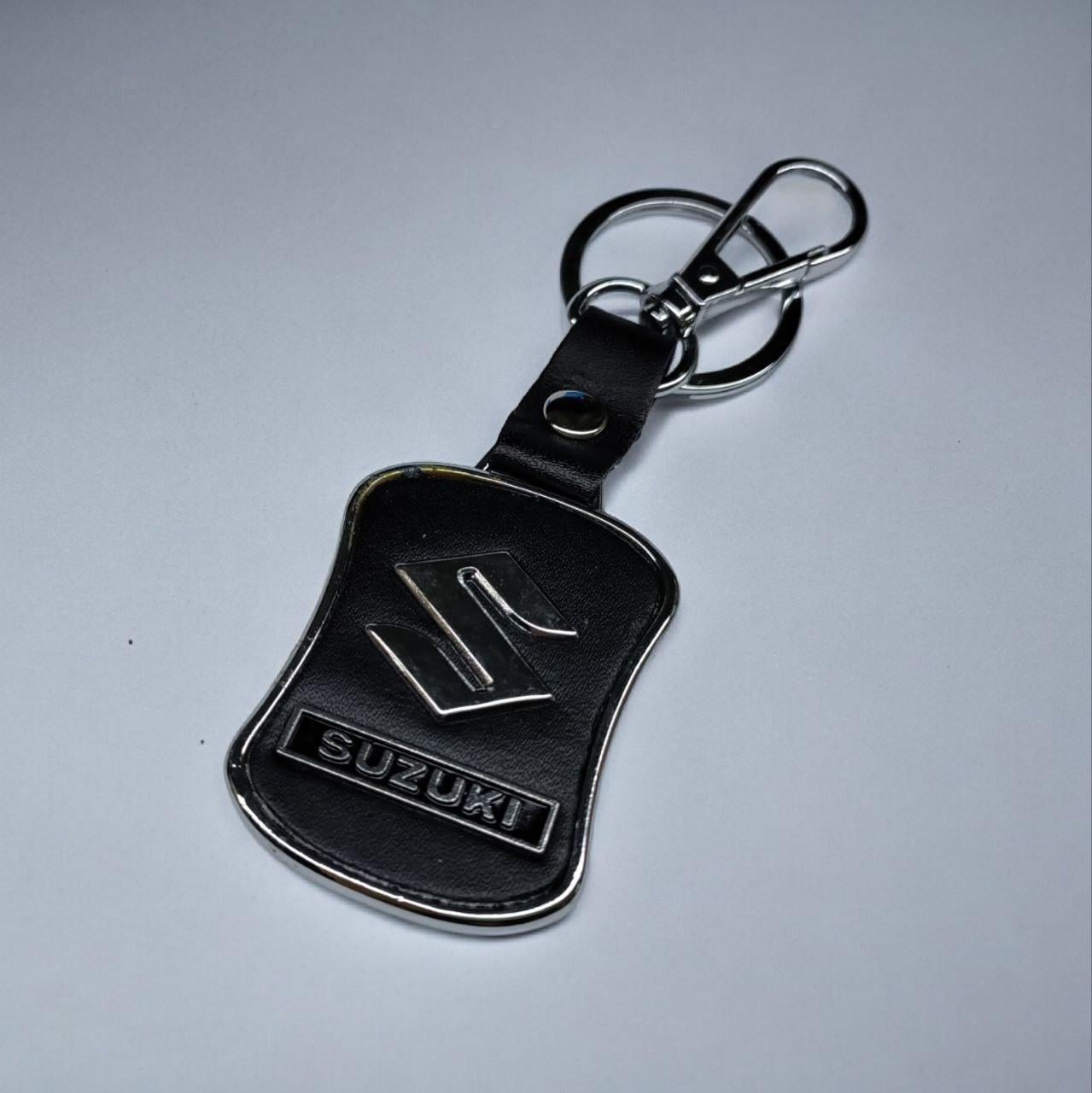 Брелок с логотипом авто Suzuki металлический со вставками натуральной кожи карабин с кольцом (2229617647)