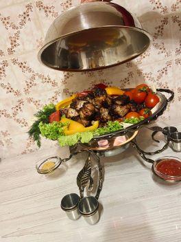 Садж для підігріву шашлика з соусницями і стопками 36 см та щипці - фото 7