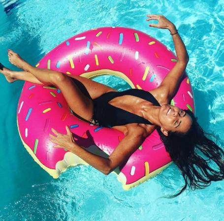 Надувной круг Пончик с эффектом надкуса 107 см Розовый (2603169722) - фото 2 Надувной круг Пончик с эффектом надкуса 107 см Розовый (2603169722) - фото 2