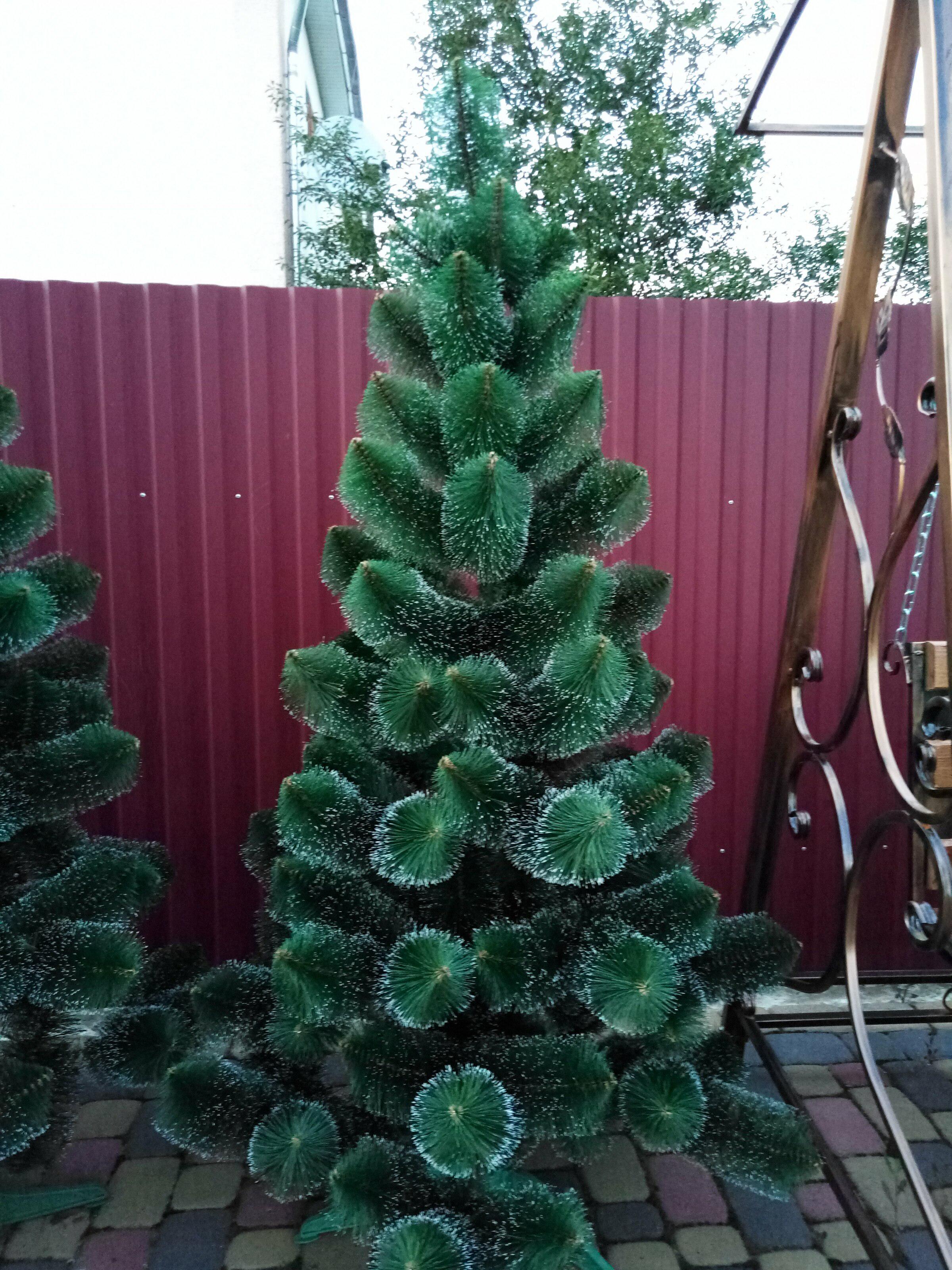 Сосна штучна з білими кінчиками та розбірною підставкою 1,5 м (Сосна-150) - фото 1